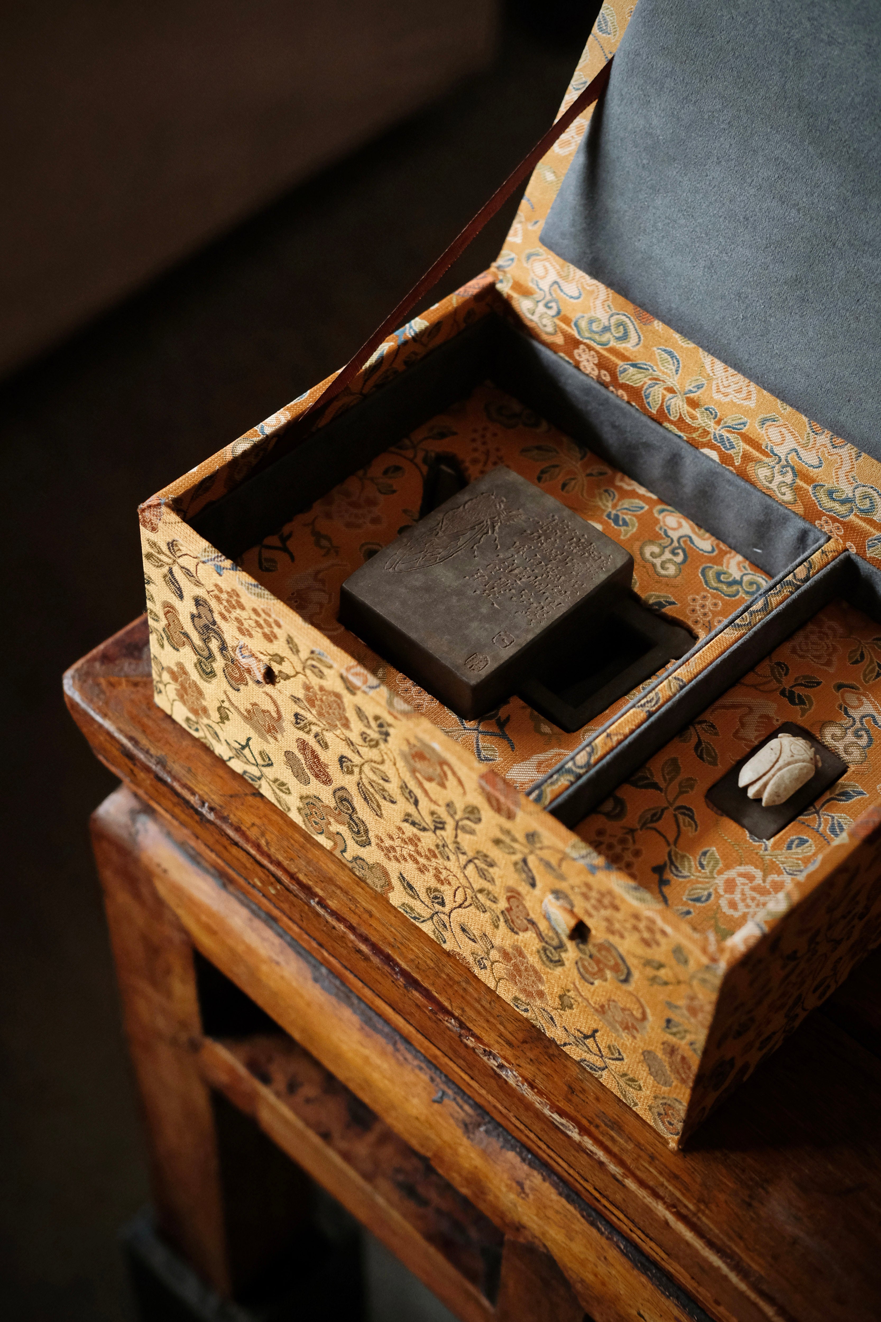 刘哲宇制玉锡鸣泉青灰泥壶