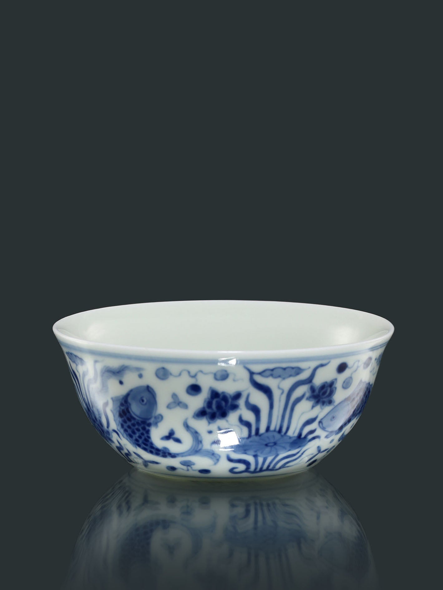 水池藻纹卧足杯