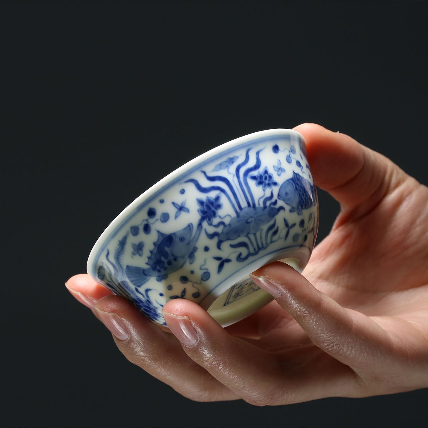 水池藻纹卧足杯