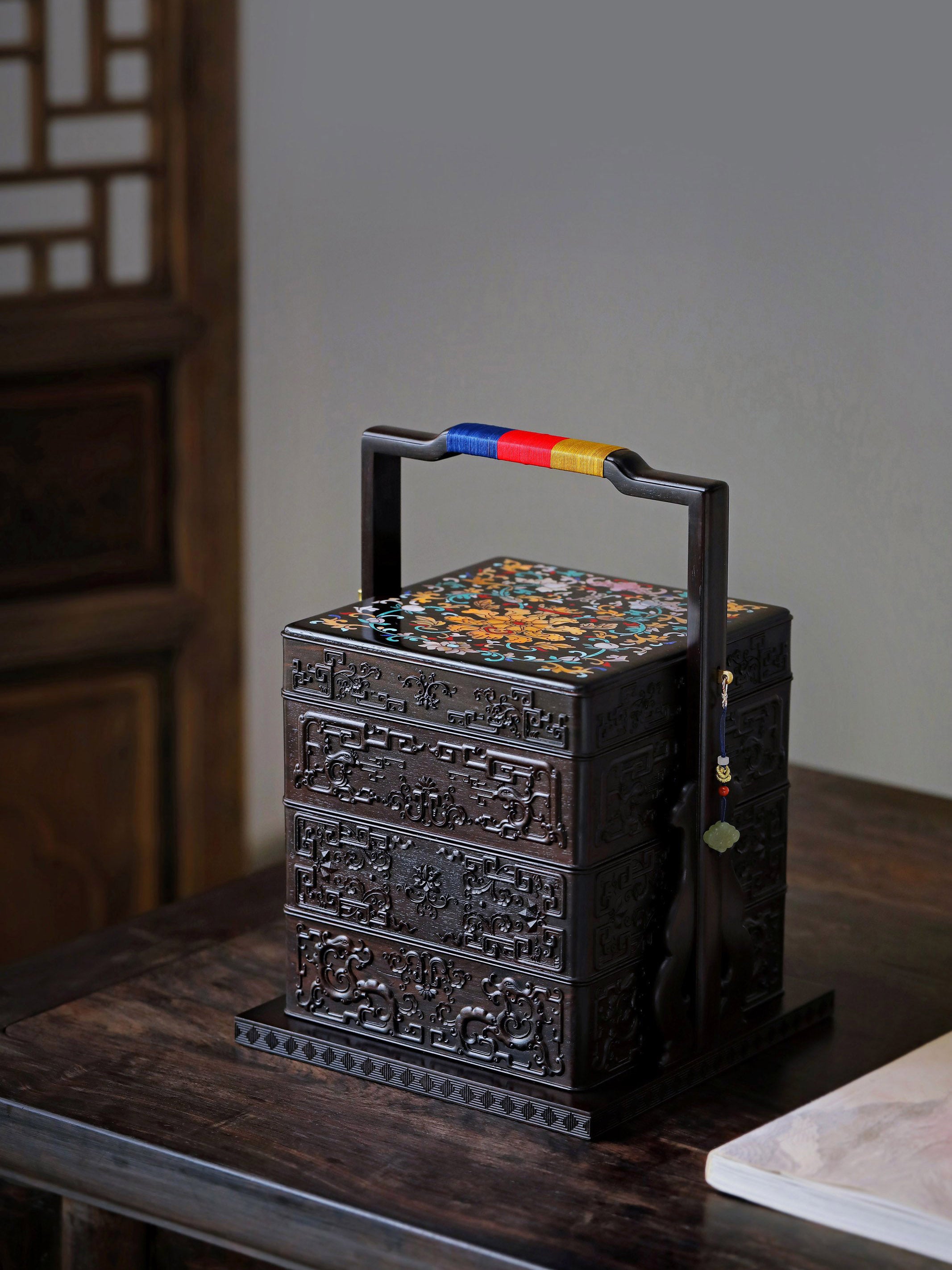 紫光檀嵌螺钿福寿连绵四方提盒