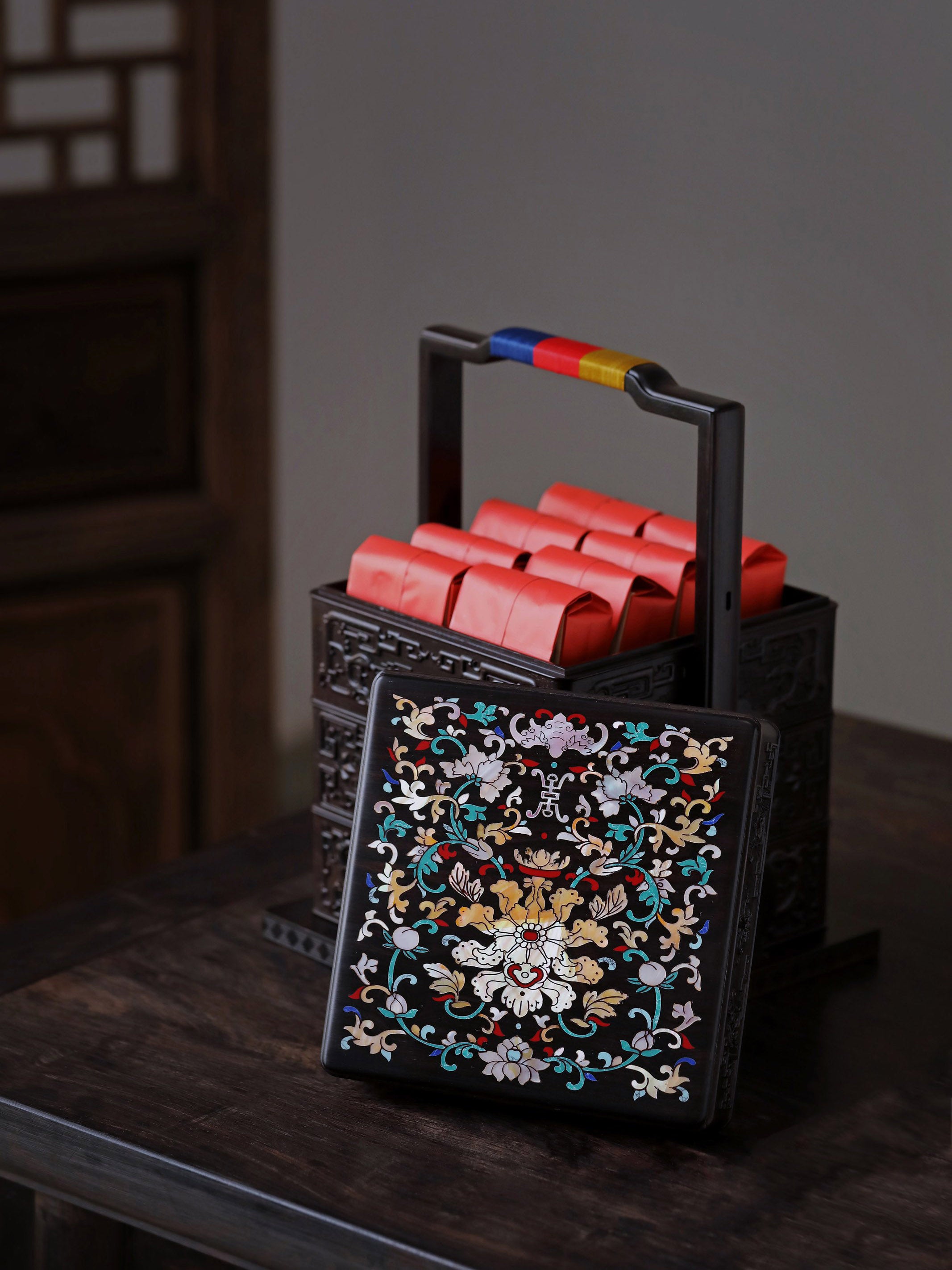 紫光檀嵌螺钿福寿连绵四方提盒