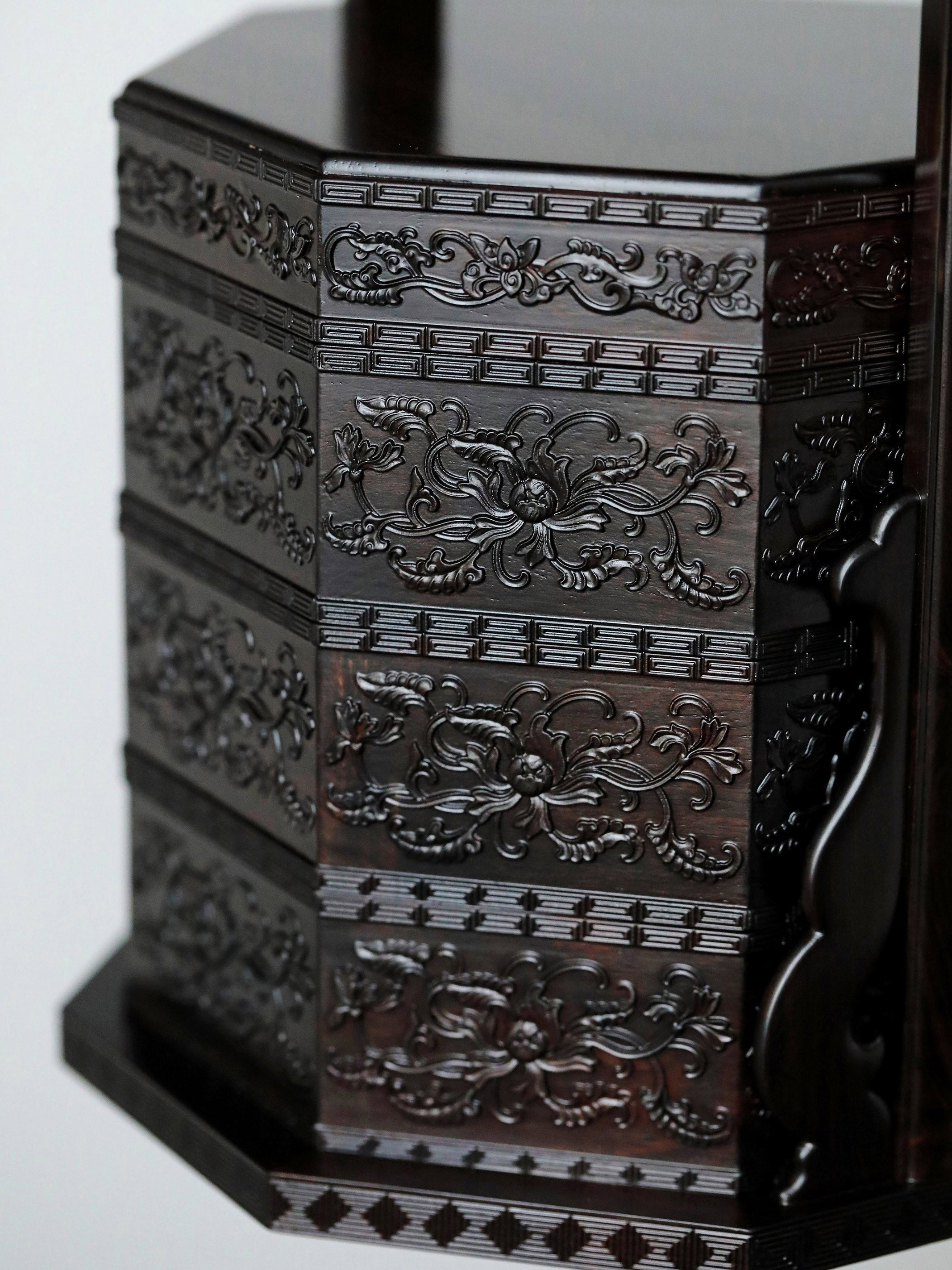 紫光檀雕西番莲八角提盒