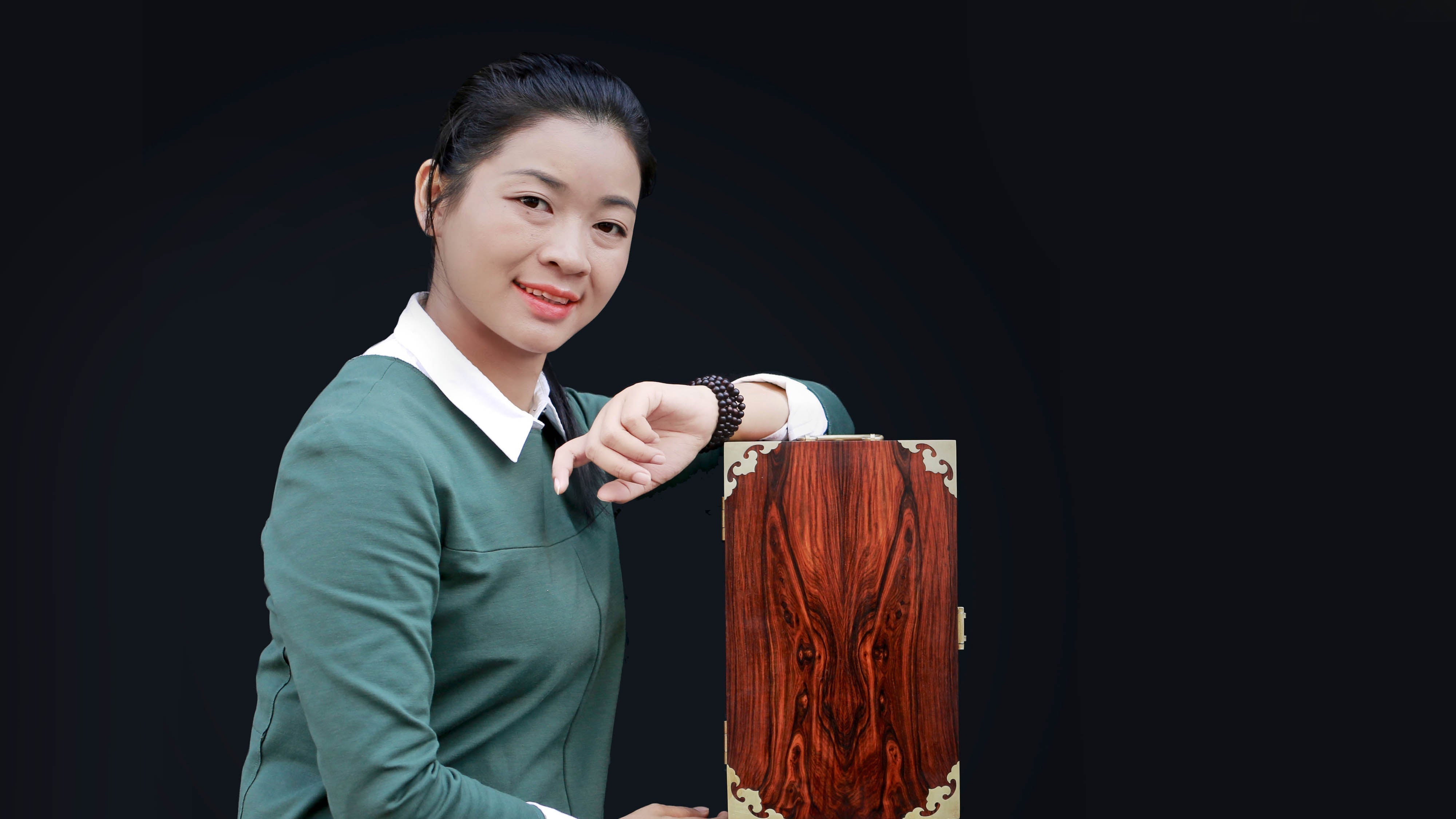 海南黄花梨非遺傅承人 周鳳姣