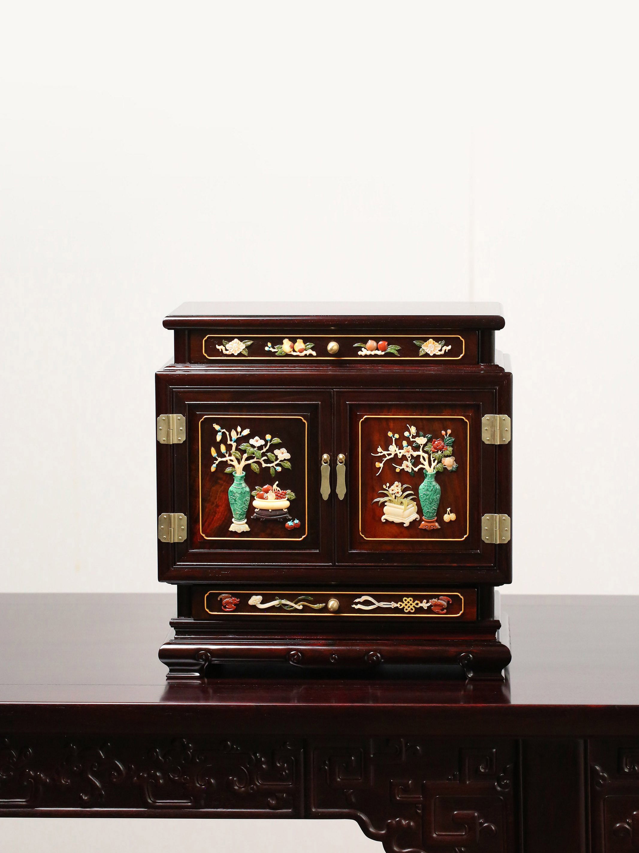 Rosewood jewelry box inlaid with ruyi-shaped feet and jade antique patterns