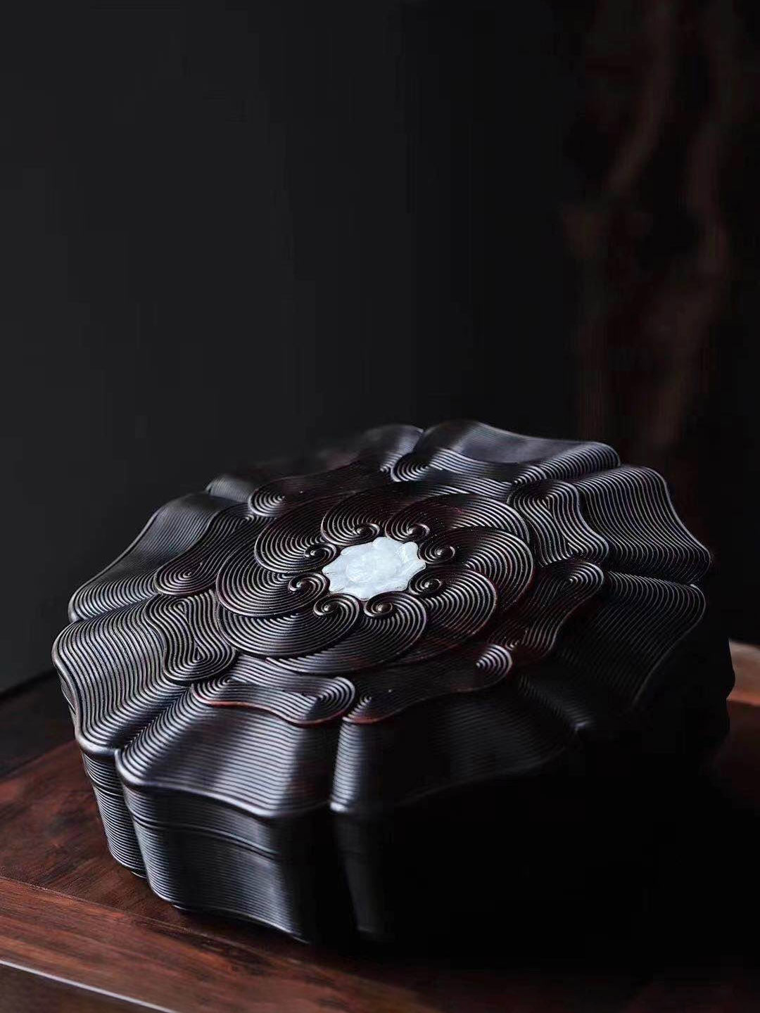 小葉紫檀鑲玉海水紋葵花八寶果盒
