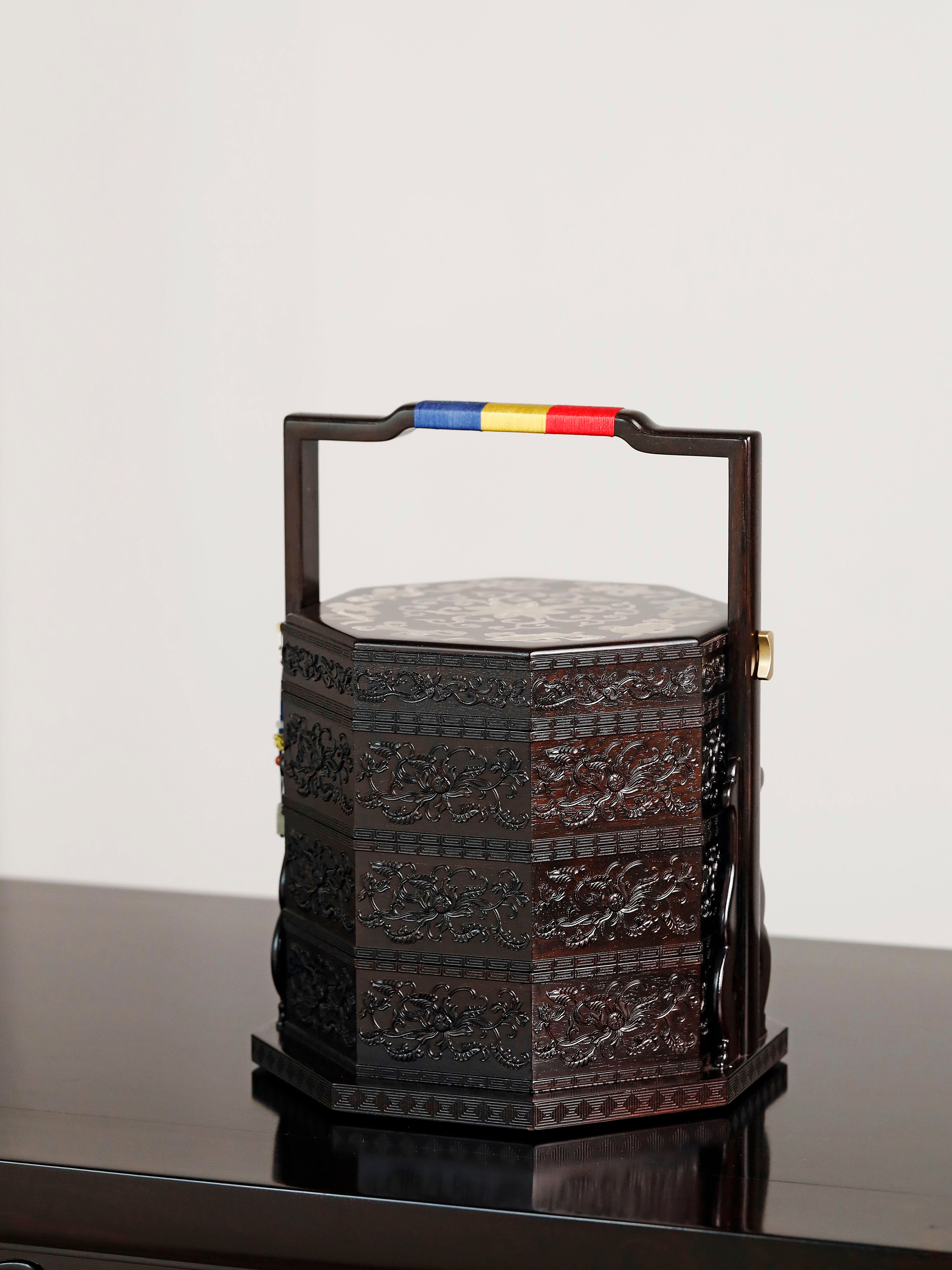 紫光檀嵌螺钿杂八宝八角提盒