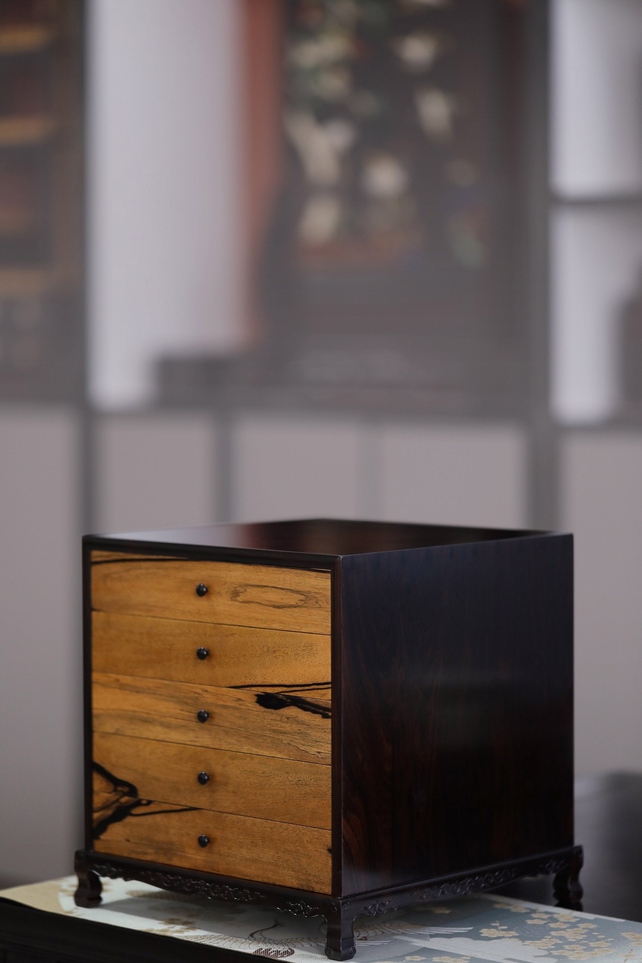 紫光檀黑白檀案上五斗茶边柜