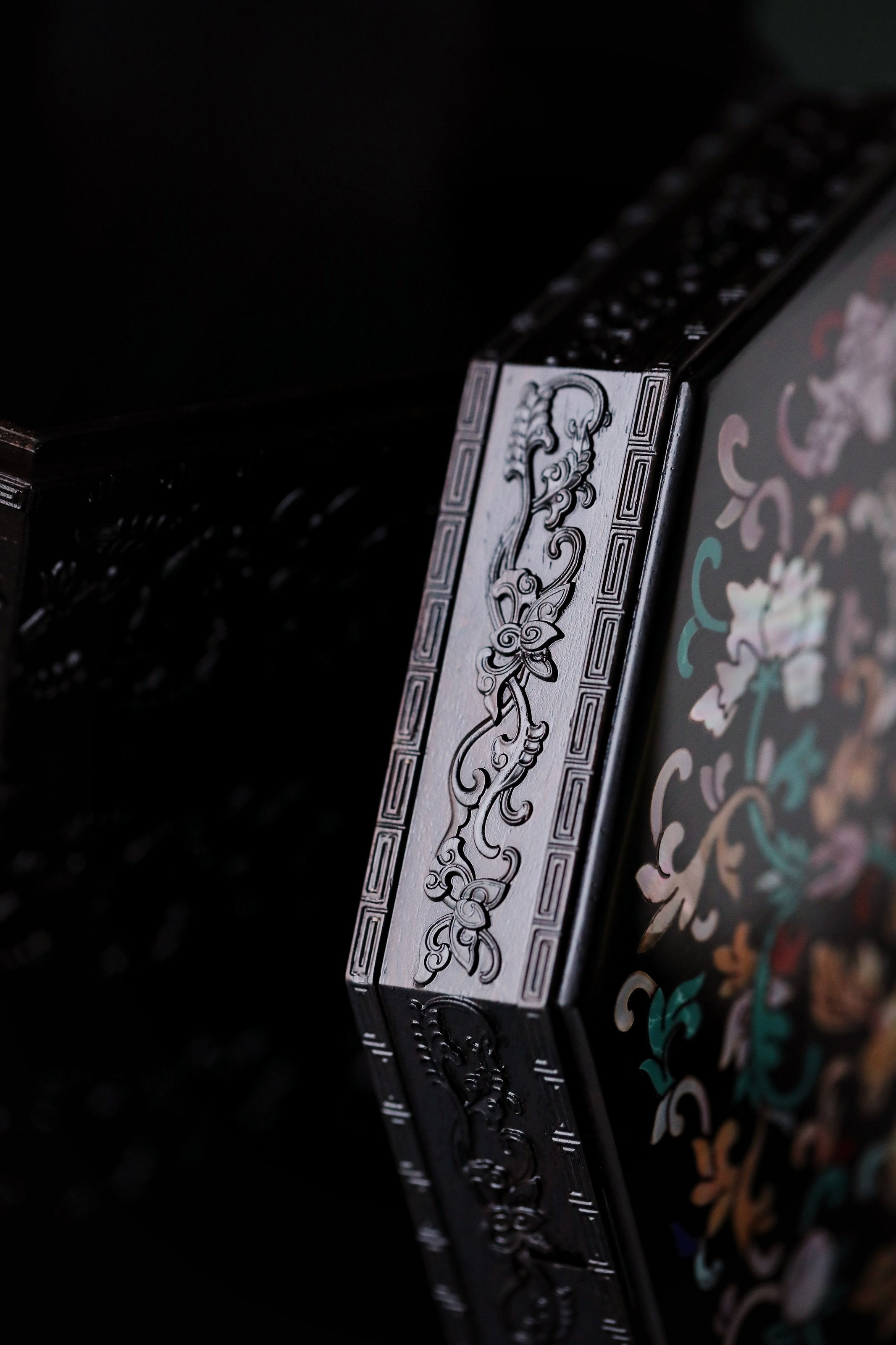 紫光檀嵌螺钿西番莲纹八角提盒