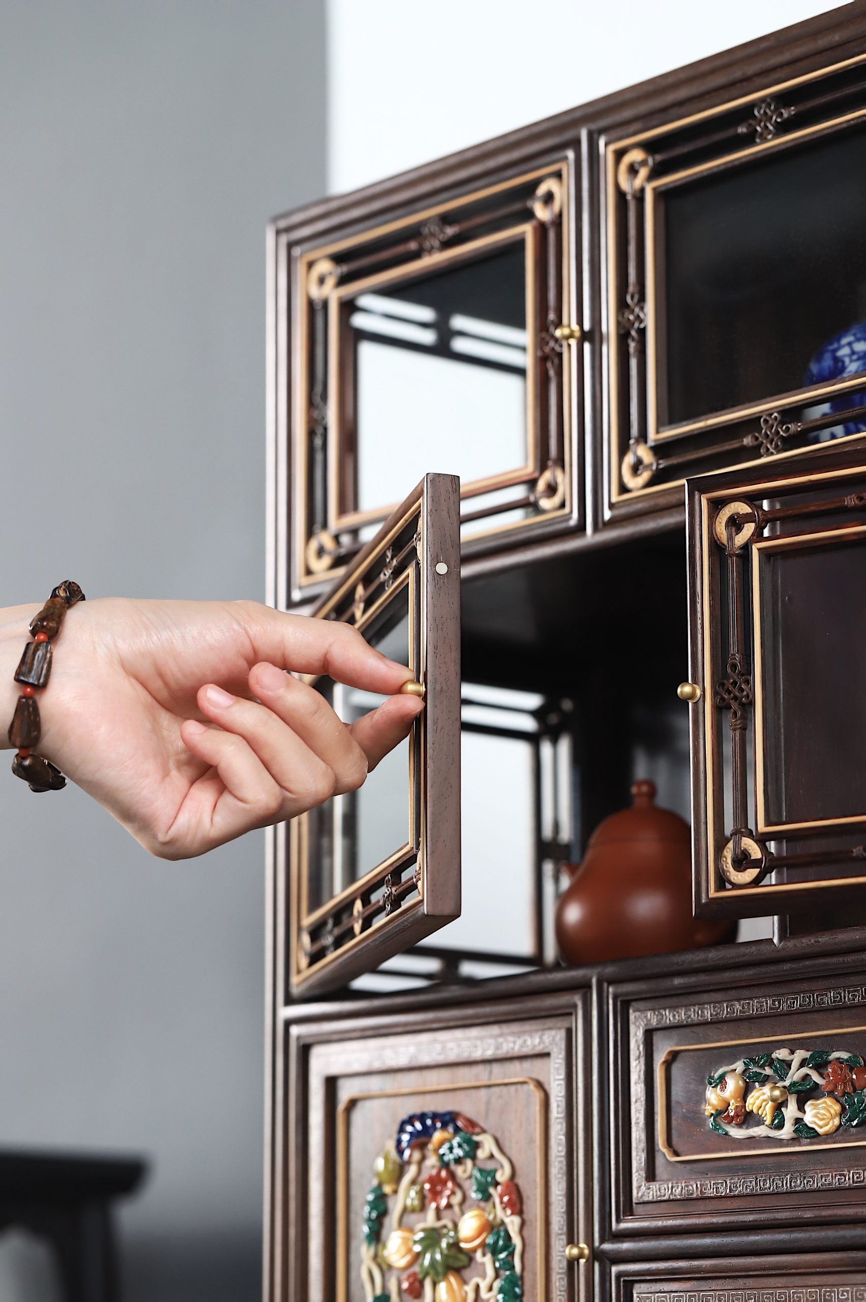 宫廷复刻百宝瓜蝶纹案上多宝阁