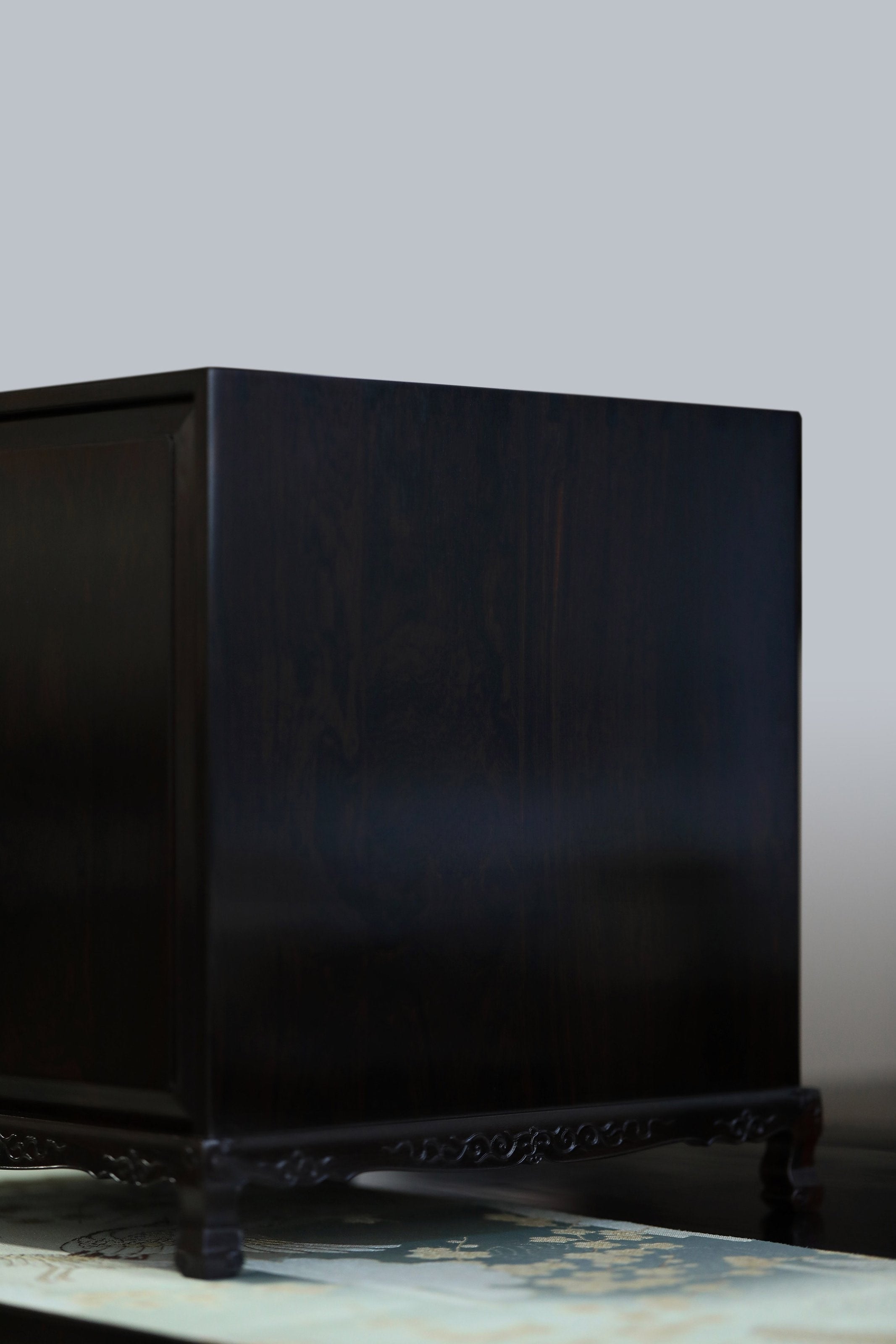 紫光檀黑白檀案上五斗茶边柜