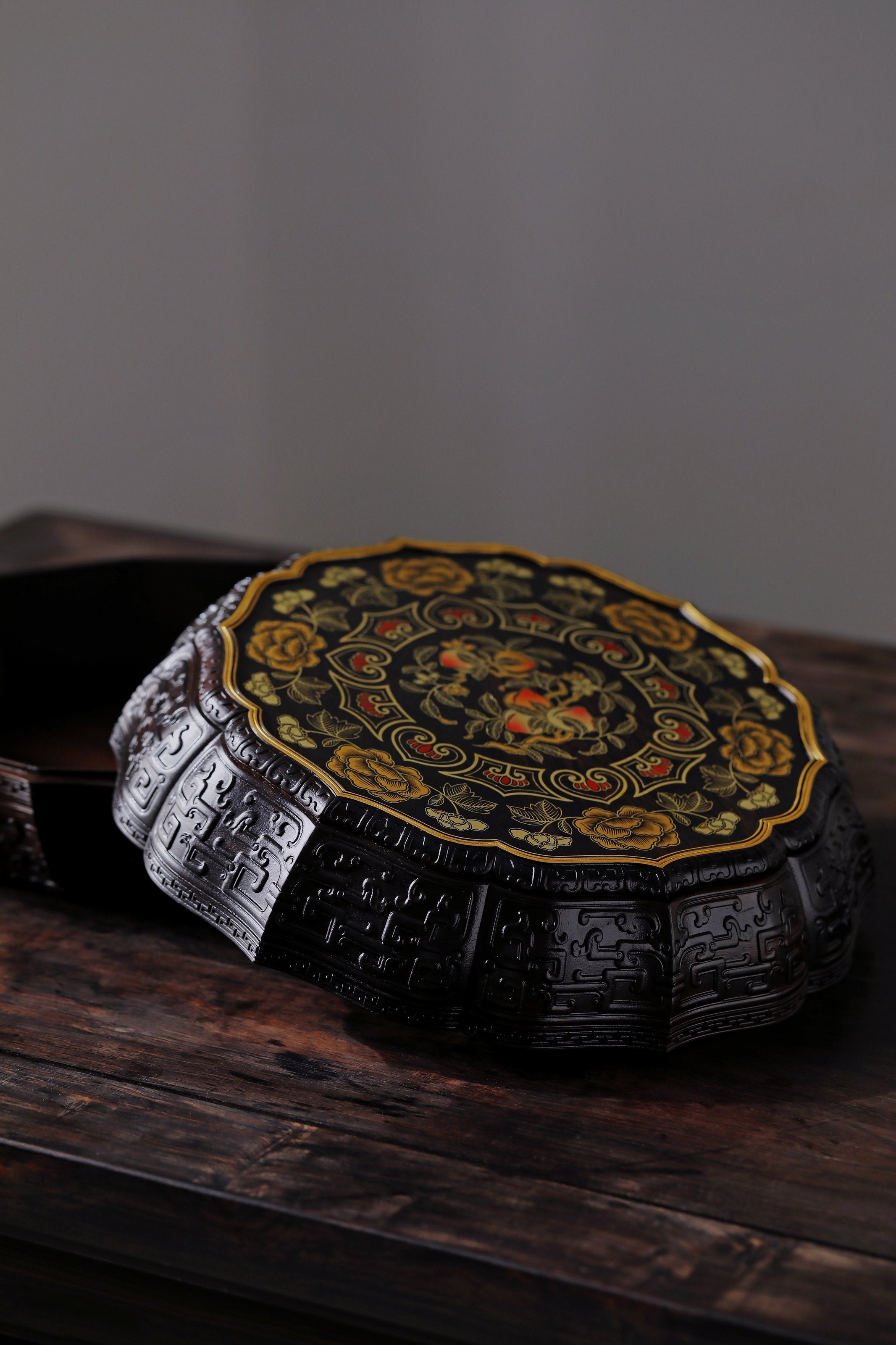 紫光檀富贵长寿葵口十二角果盒