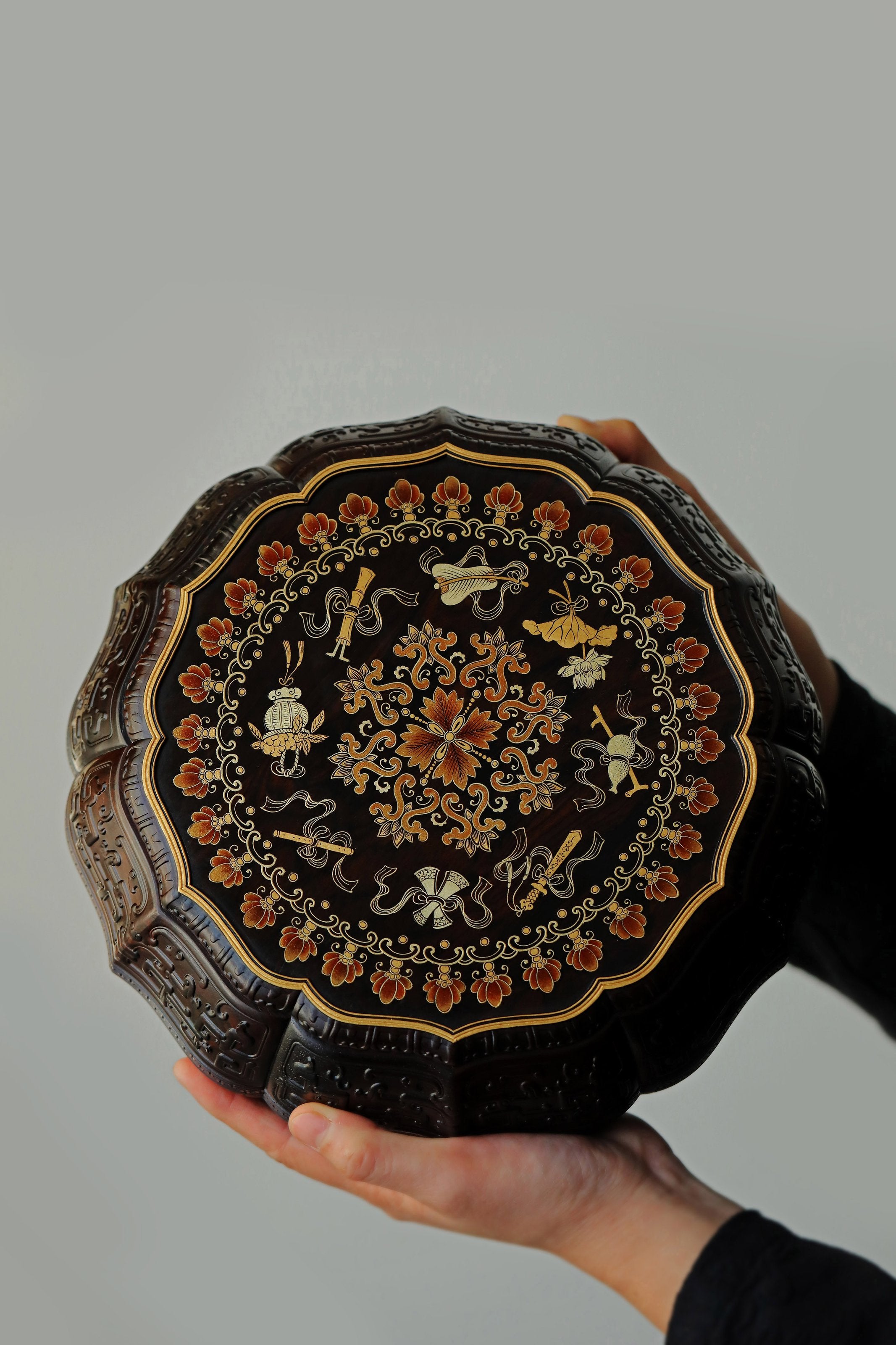 紫光檀描金暗八仙纹葵口十二角果盒