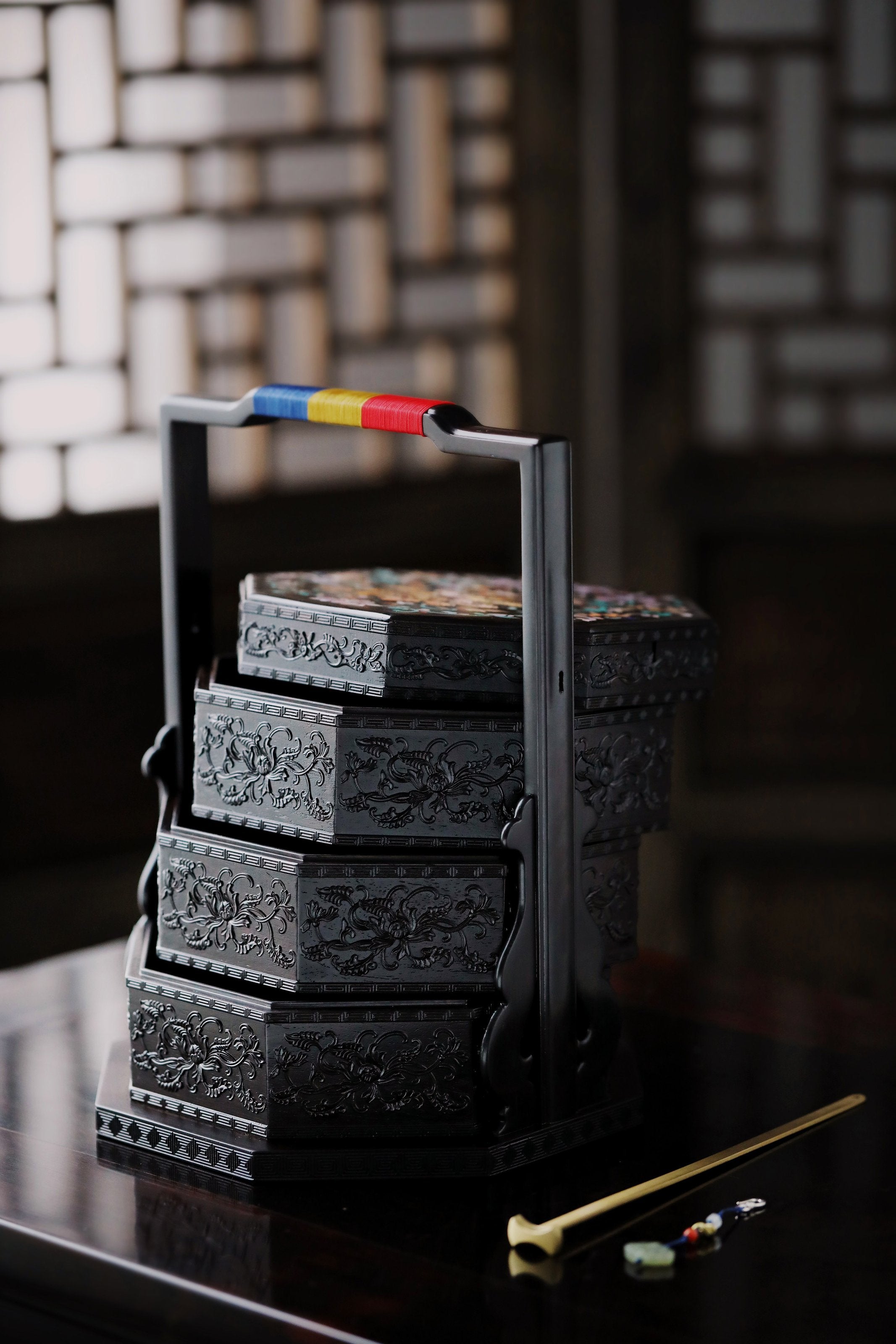 紫光檀嵌螺钿西番莲纹八角提盒