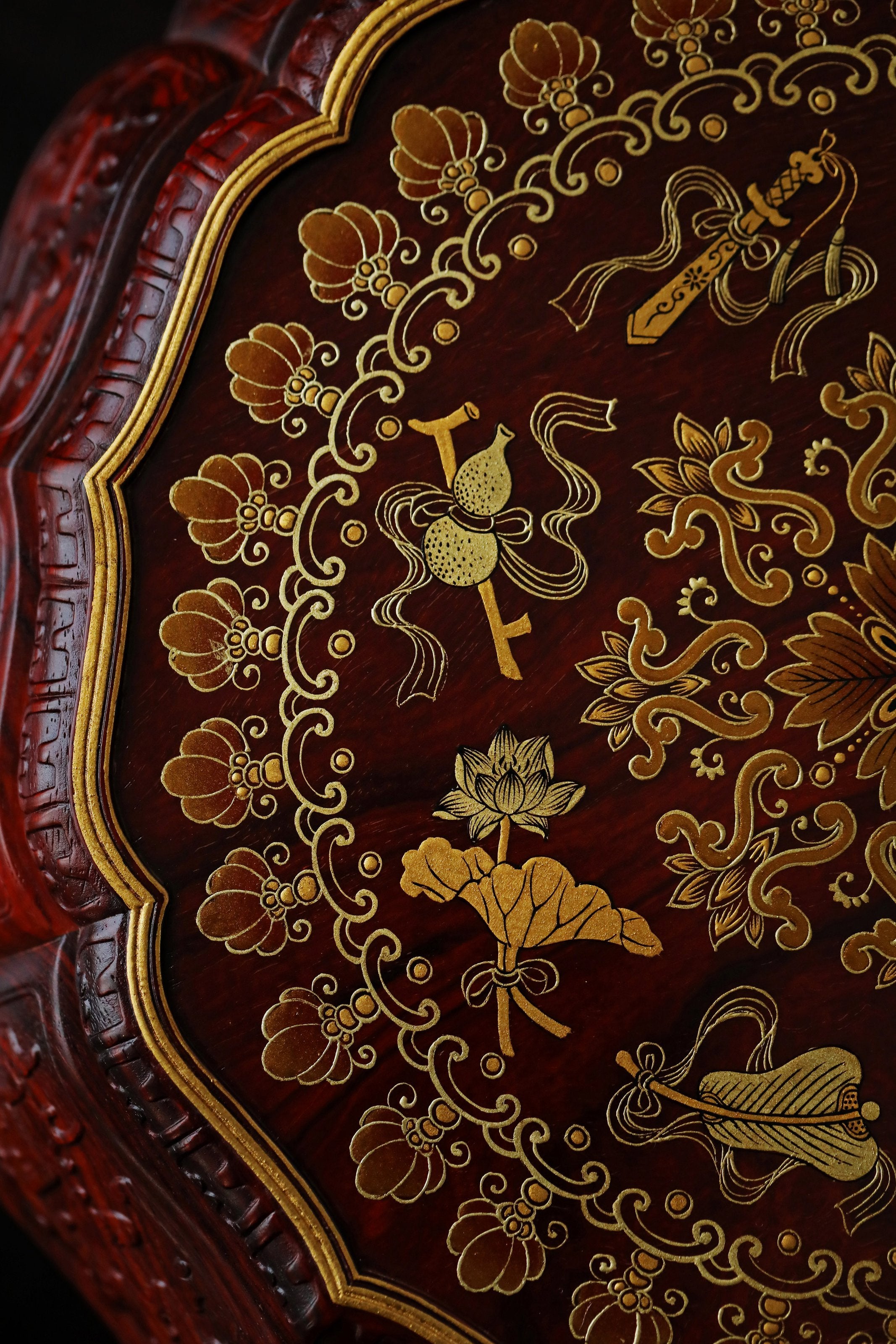 小葉紫檀描金暗八仙紋葵口十二角果盒
