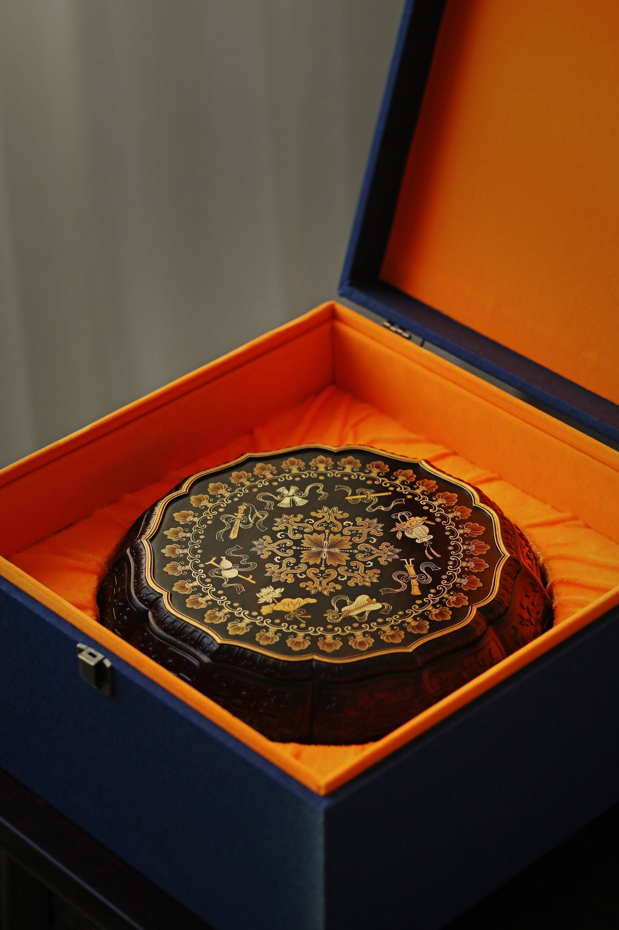 紫光檀描金暗八仙纹葵口十二角果盒