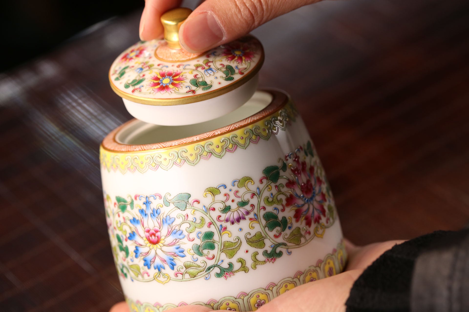 粉彩缠枝宝相花茶仓