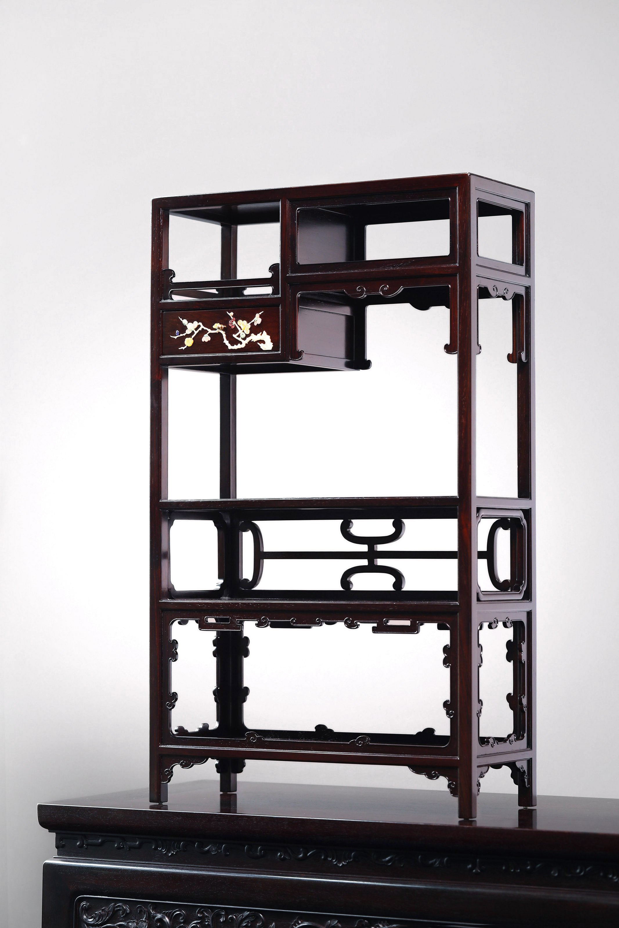 大红酸枝百宝嵌案上多宝阁