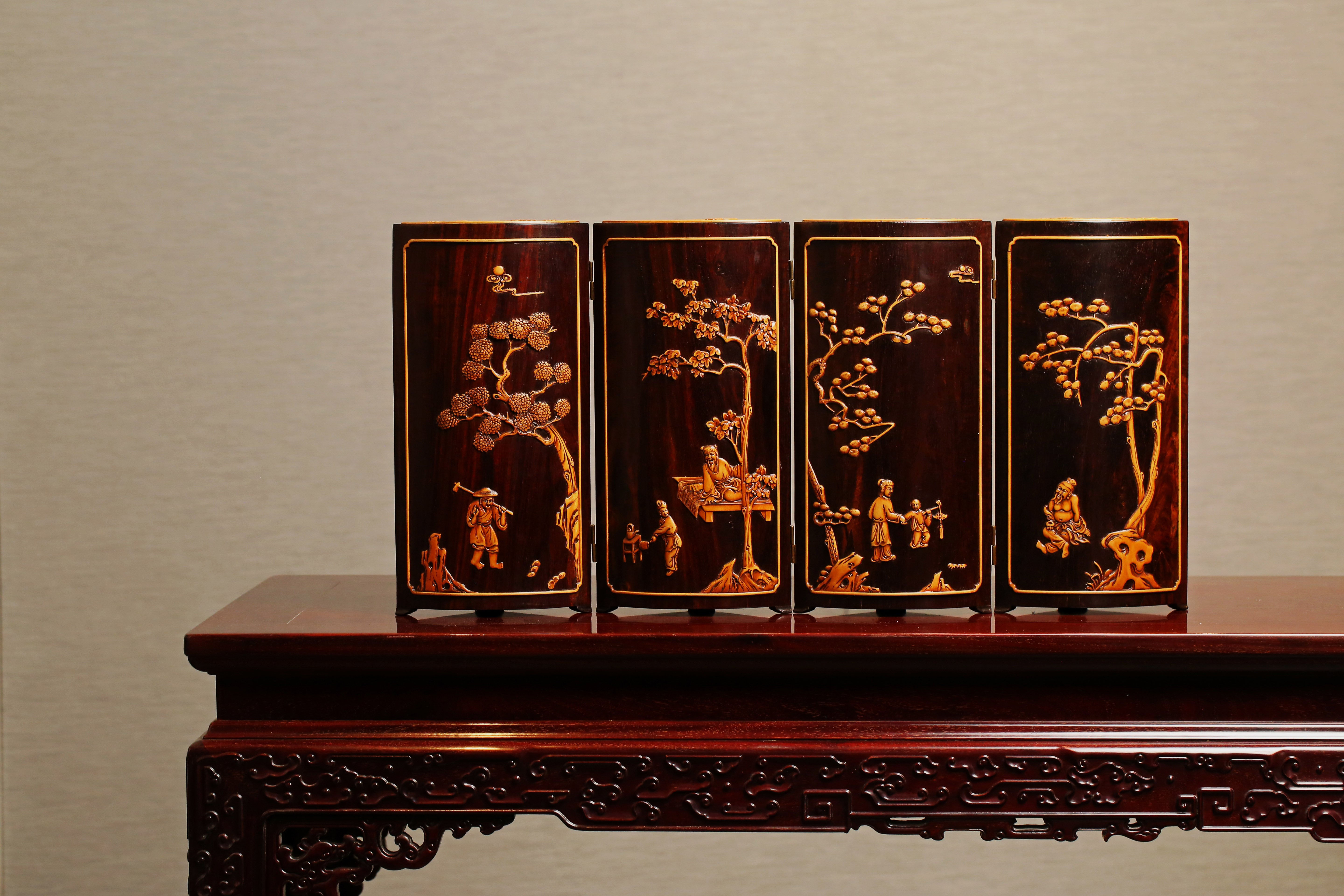 小叶紫檀嵌黄杨八宝圆柜