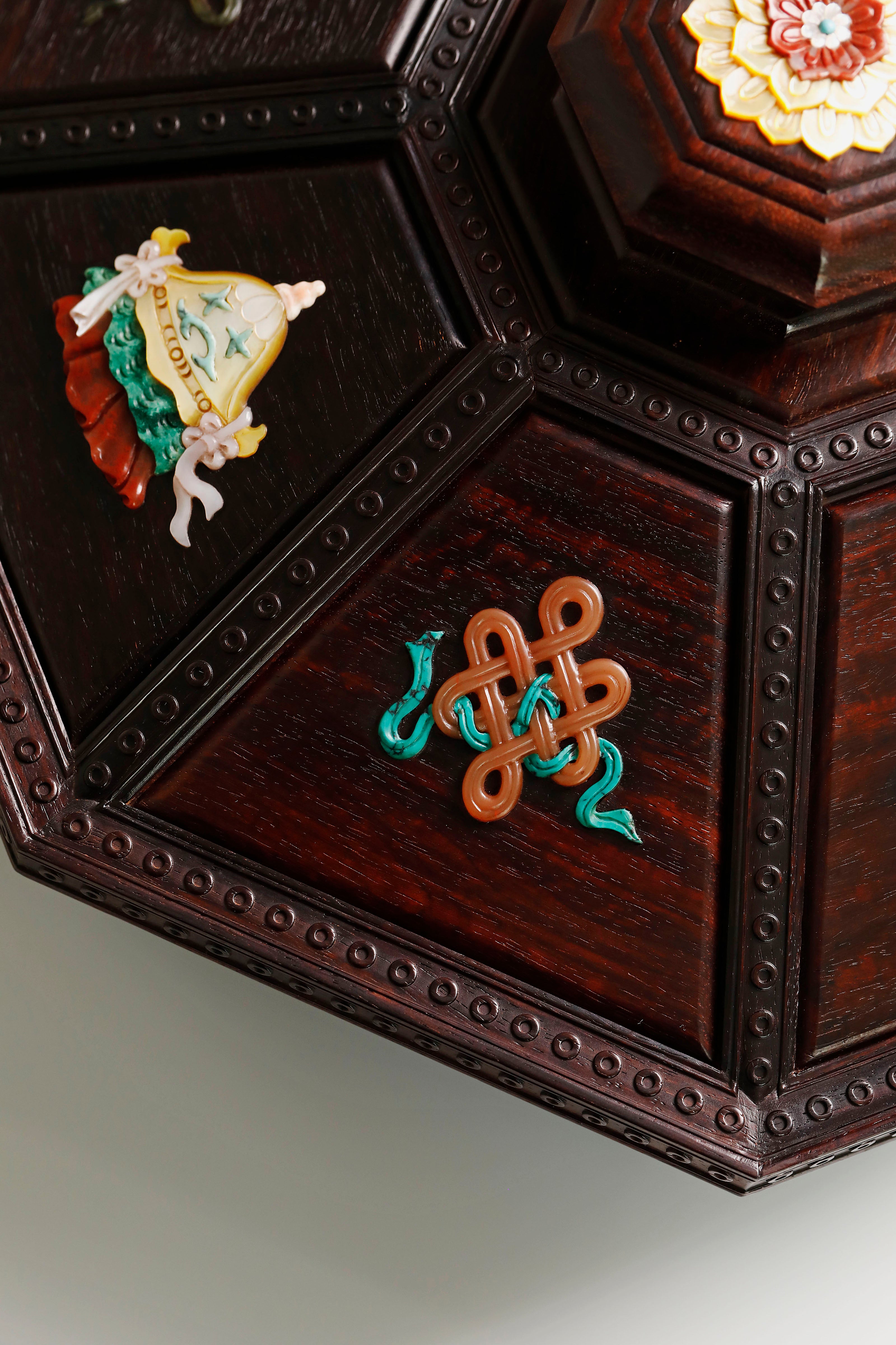 小叶紫檀百宝嵌八宝果盒