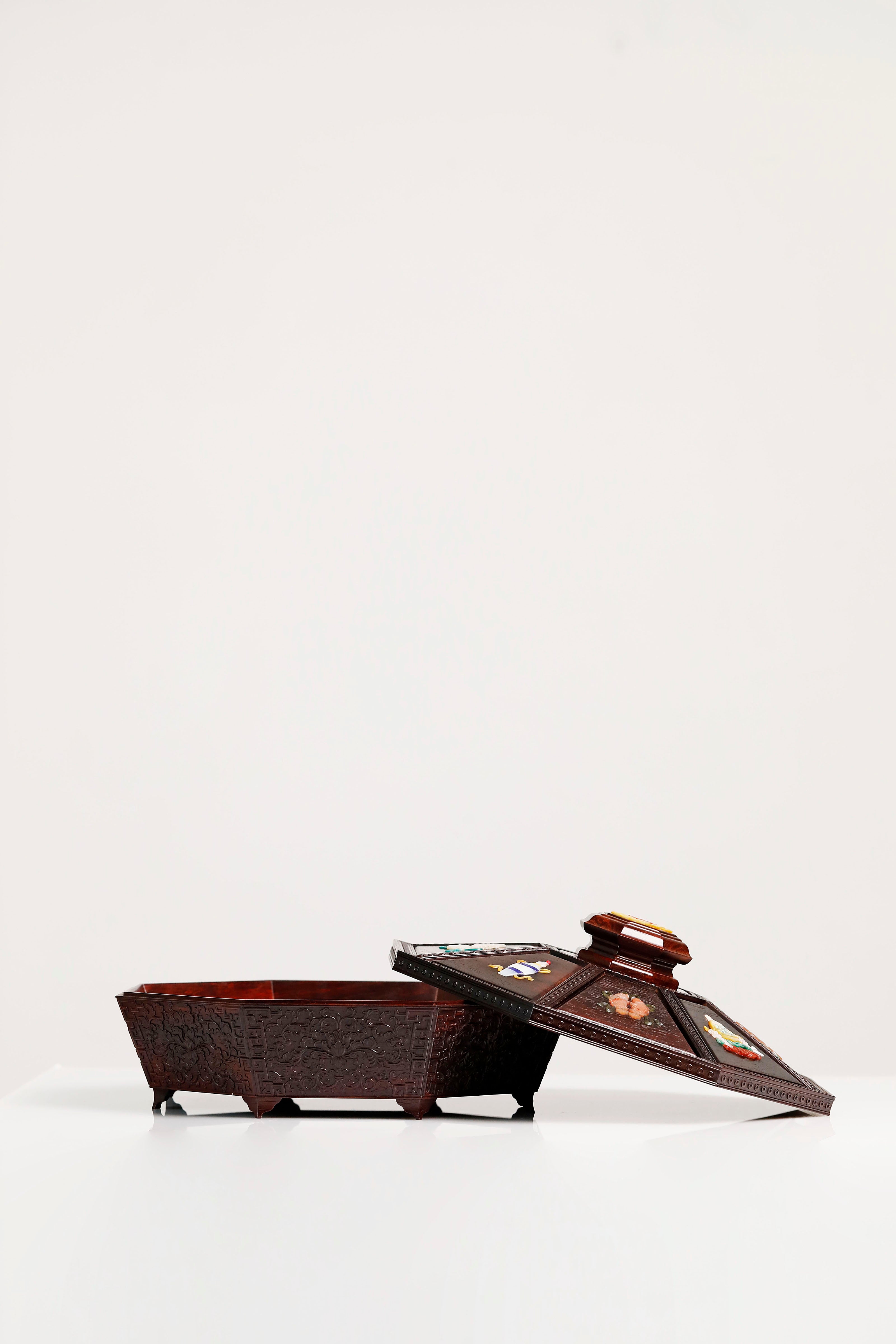 小叶紫檀百宝嵌八宝果盒