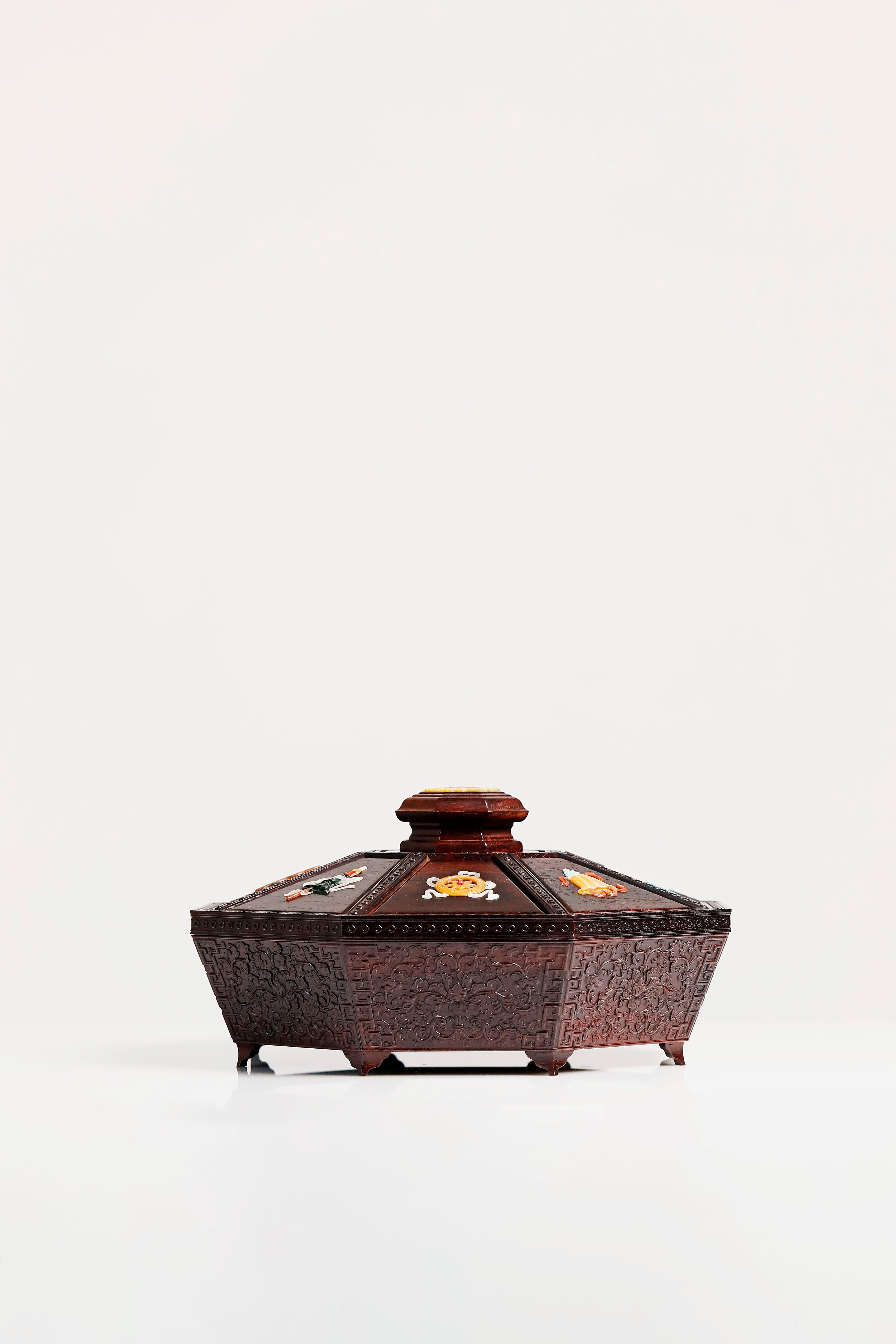 小叶紫檀百宝嵌八宝果盒