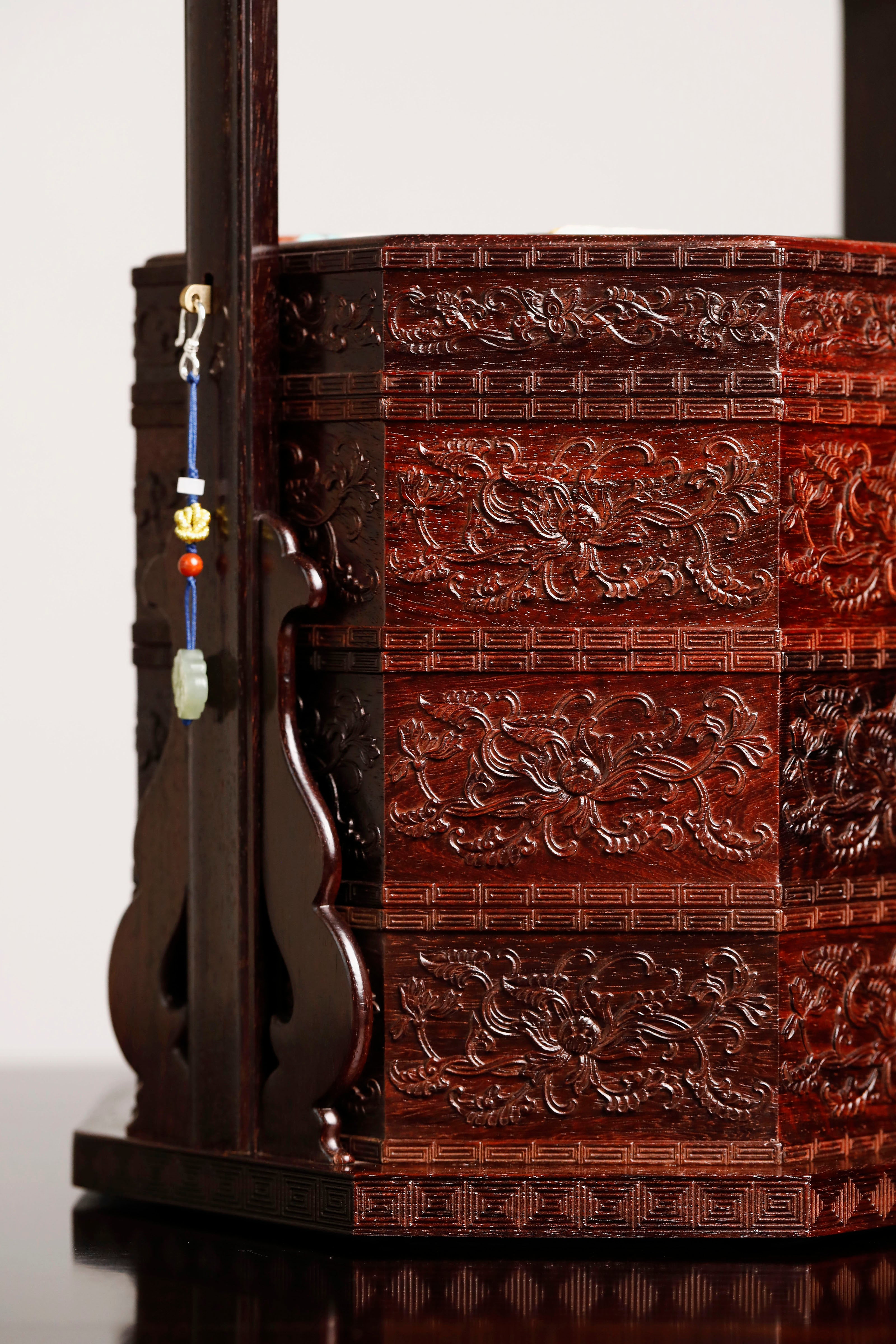 小叶紫檀百宝嵌人间喜乐博古八角提盒