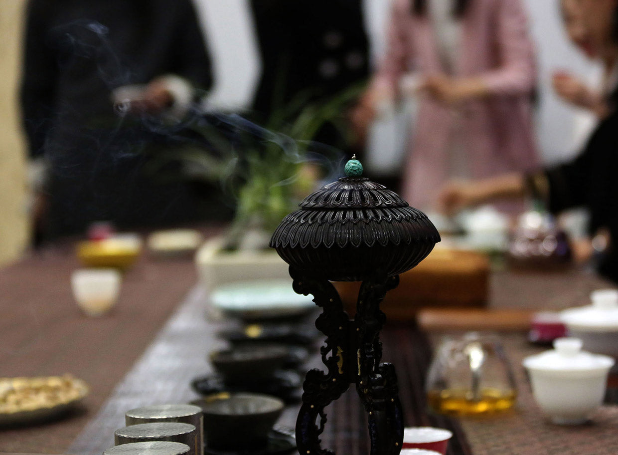 小叶紫檀百宝嵌夔凤纹菊瓣式香熏