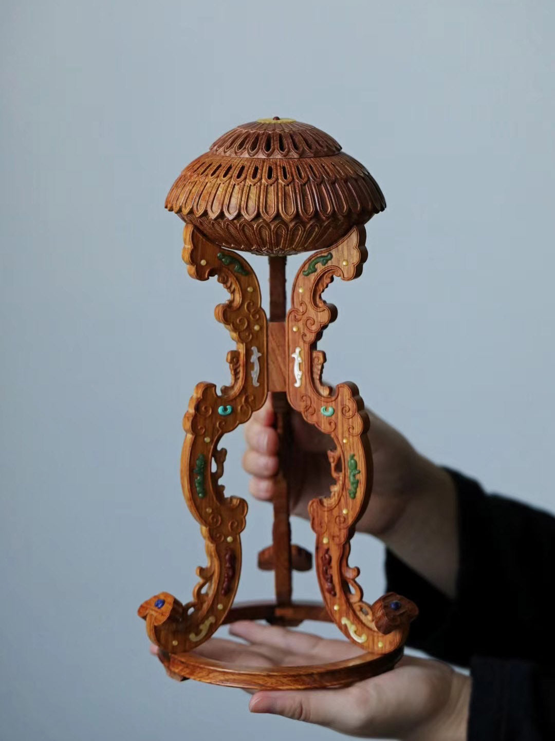 小叶紫檀百宝嵌夔凤纹菊瓣式香熏