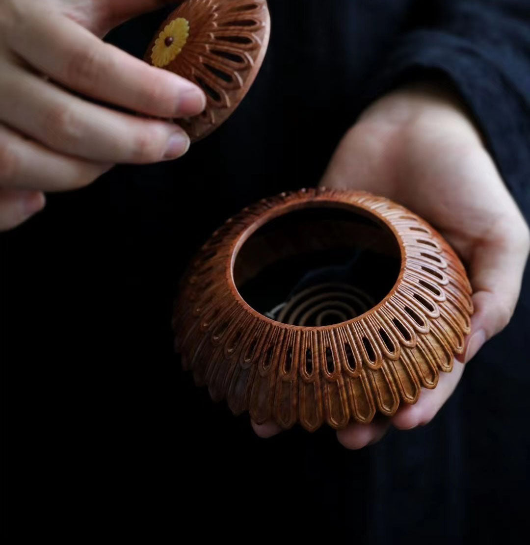 小叶紫檀百宝嵌夔凤纹菊瓣式香熏