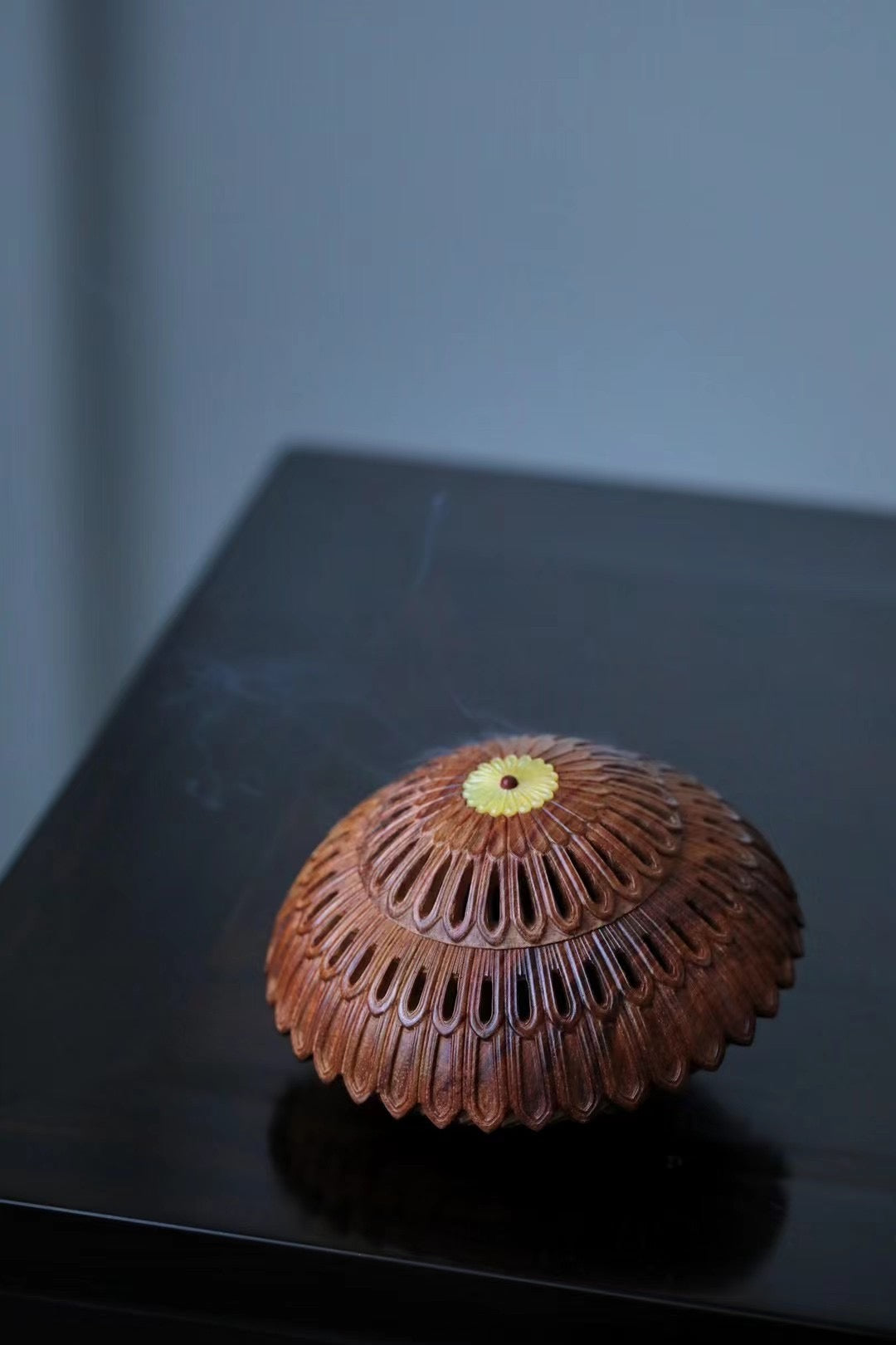 小叶紫檀百宝嵌夔凤纹菊瓣式香熏