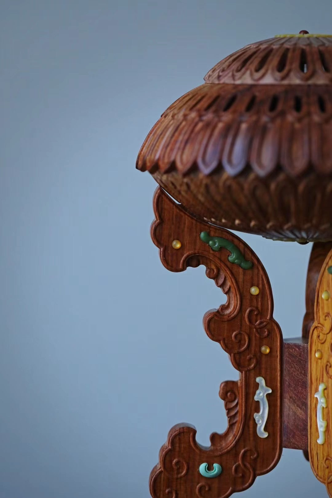 小叶紫檀百宝嵌夔凤纹菊瓣式香熏