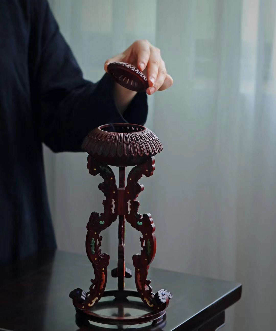 小叶紫檀百宝嵌夔凤纹菊瓣式香熏