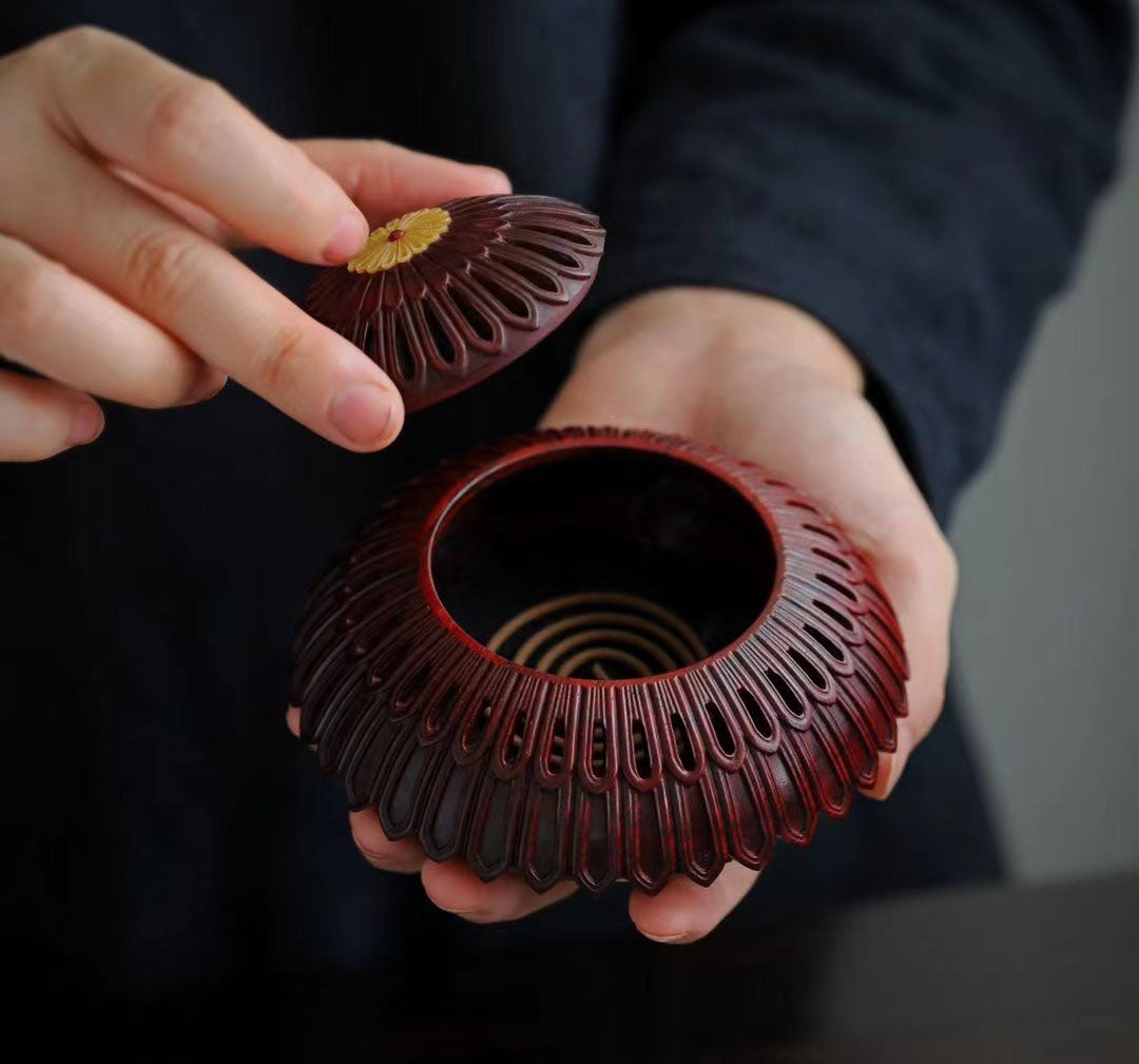 小叶紫檀百宝嵌夔凤纹菊瓣式香熏