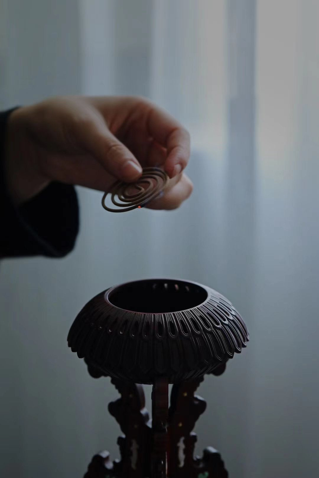 小叶紫檀百宝嵌夔凤纹菊瓣式香熏