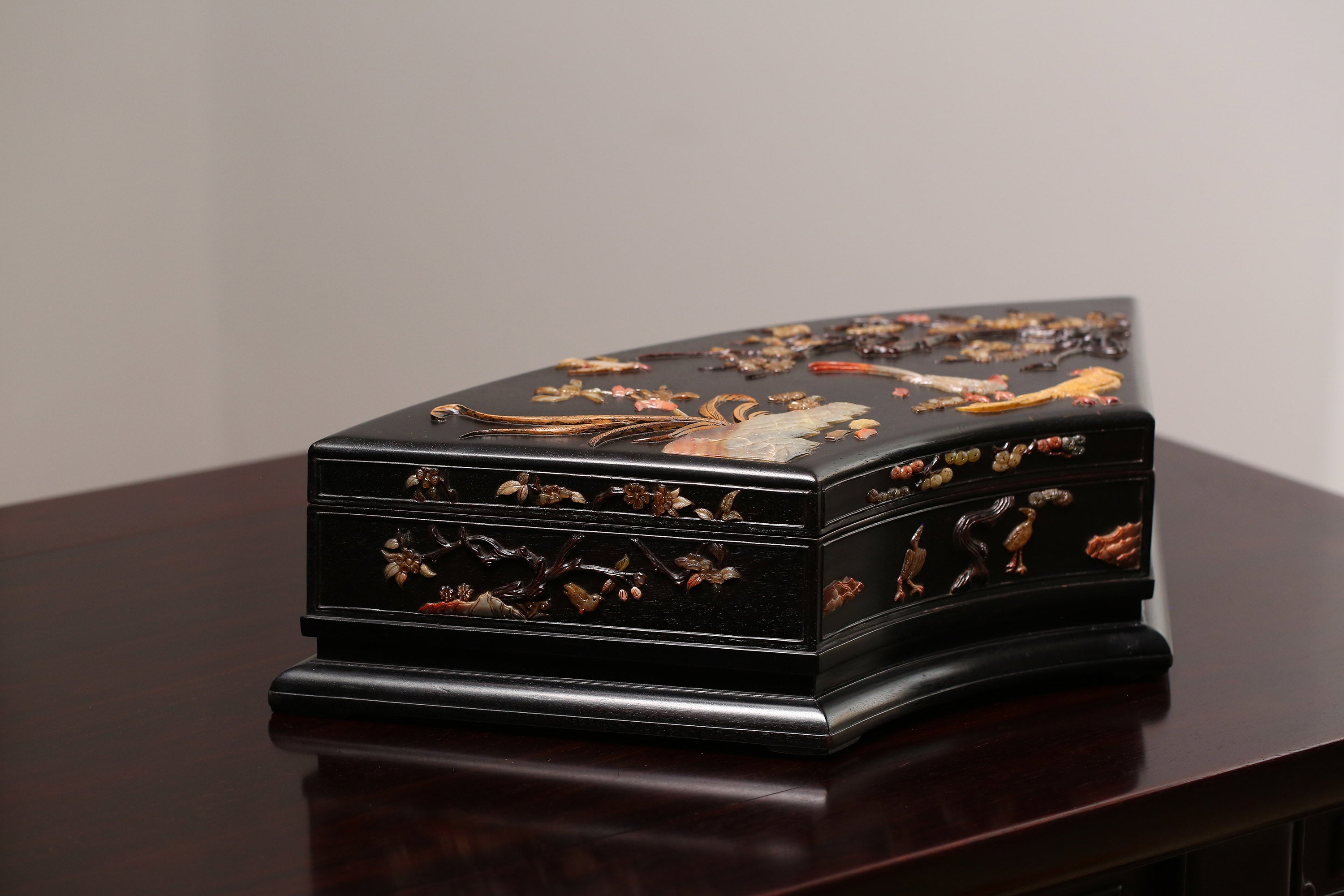 百宝嵌扇形宝盒