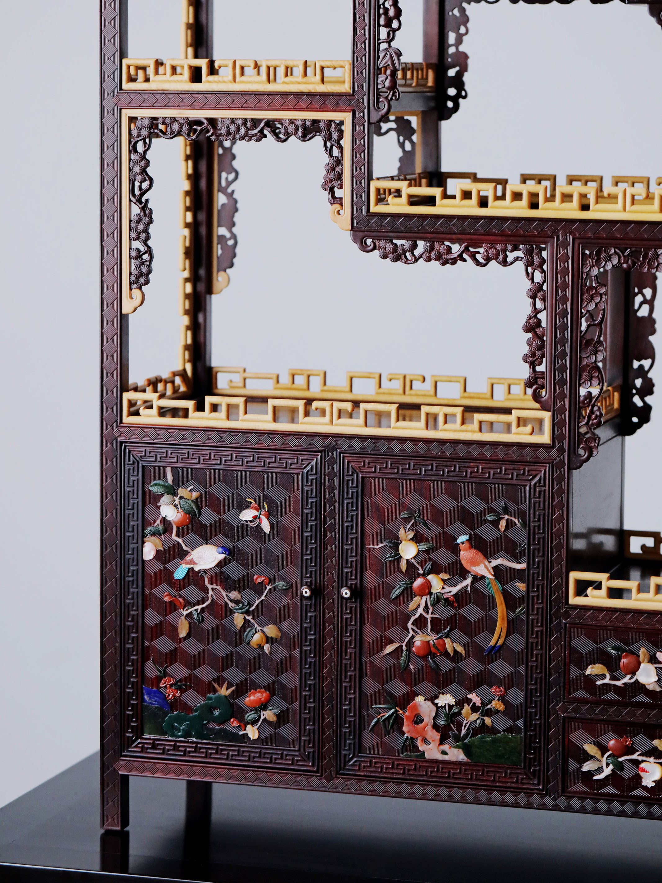 小葉紫檀百寶嵌案上博古架