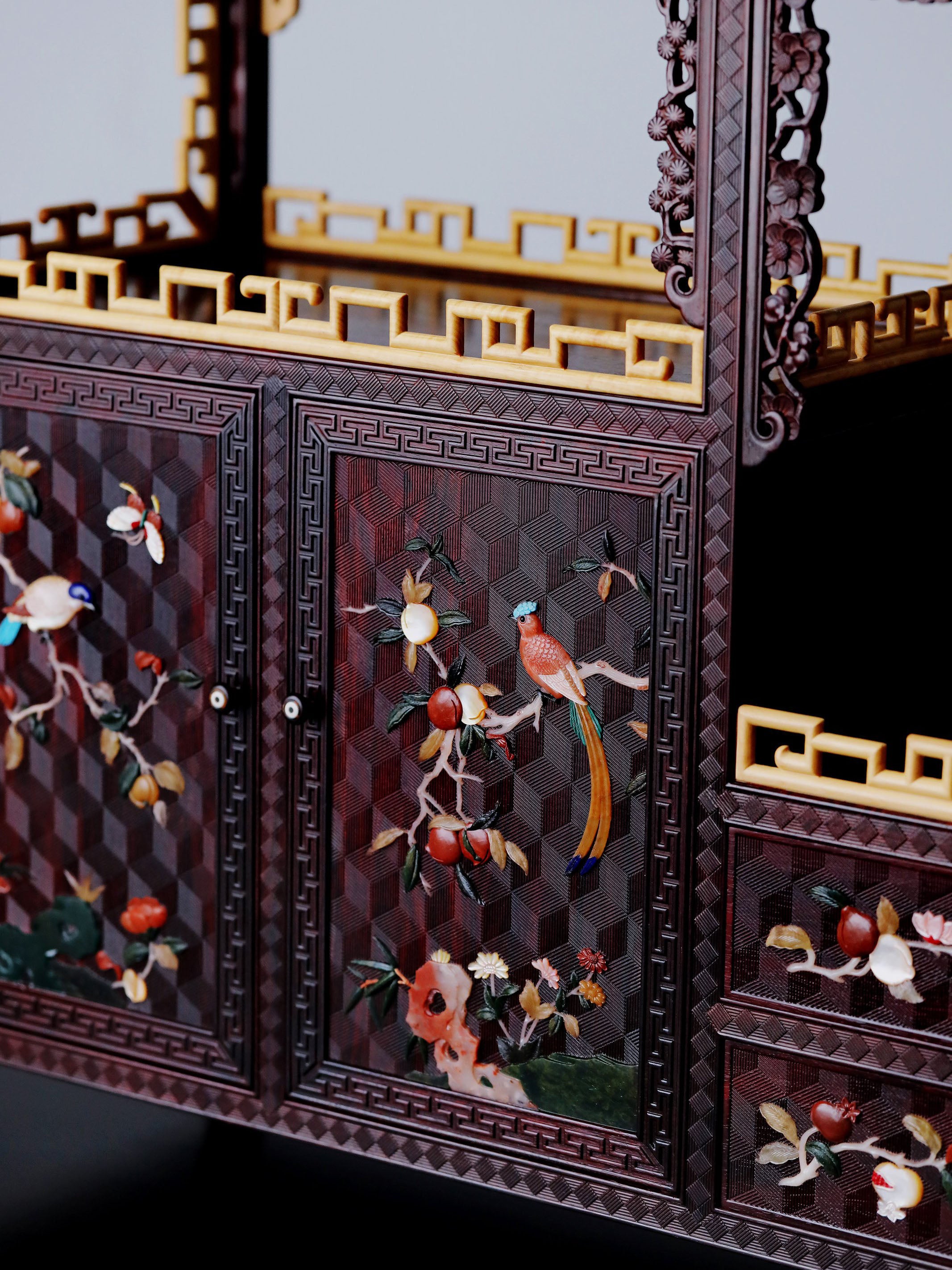 小葉紫檀百寶嵌案上博古架