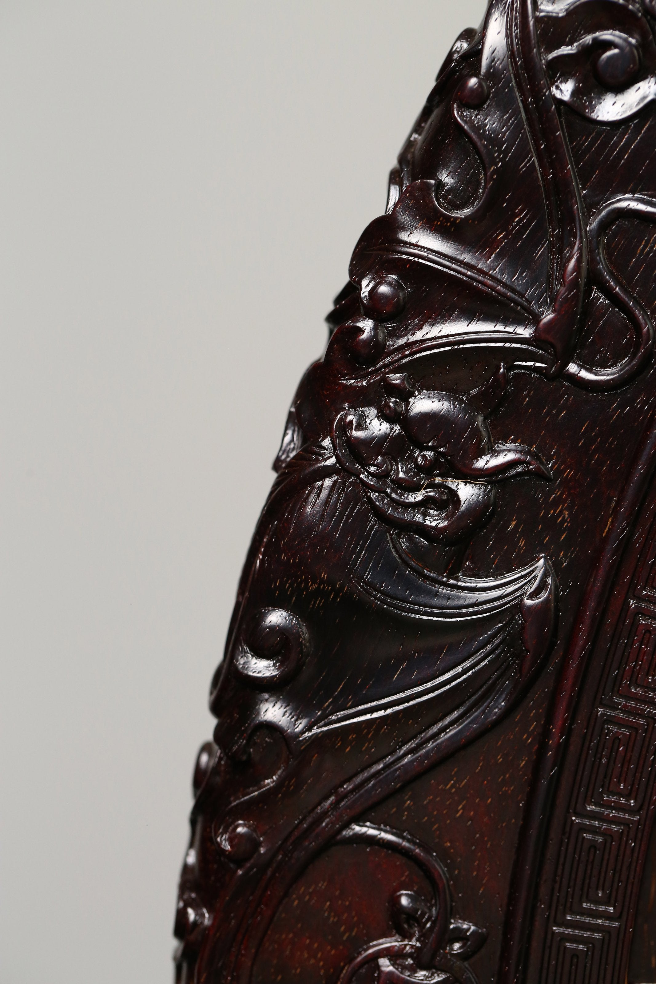 A Zitan Screen Inlaid with Treasures and Featuring a High-Ranking Official