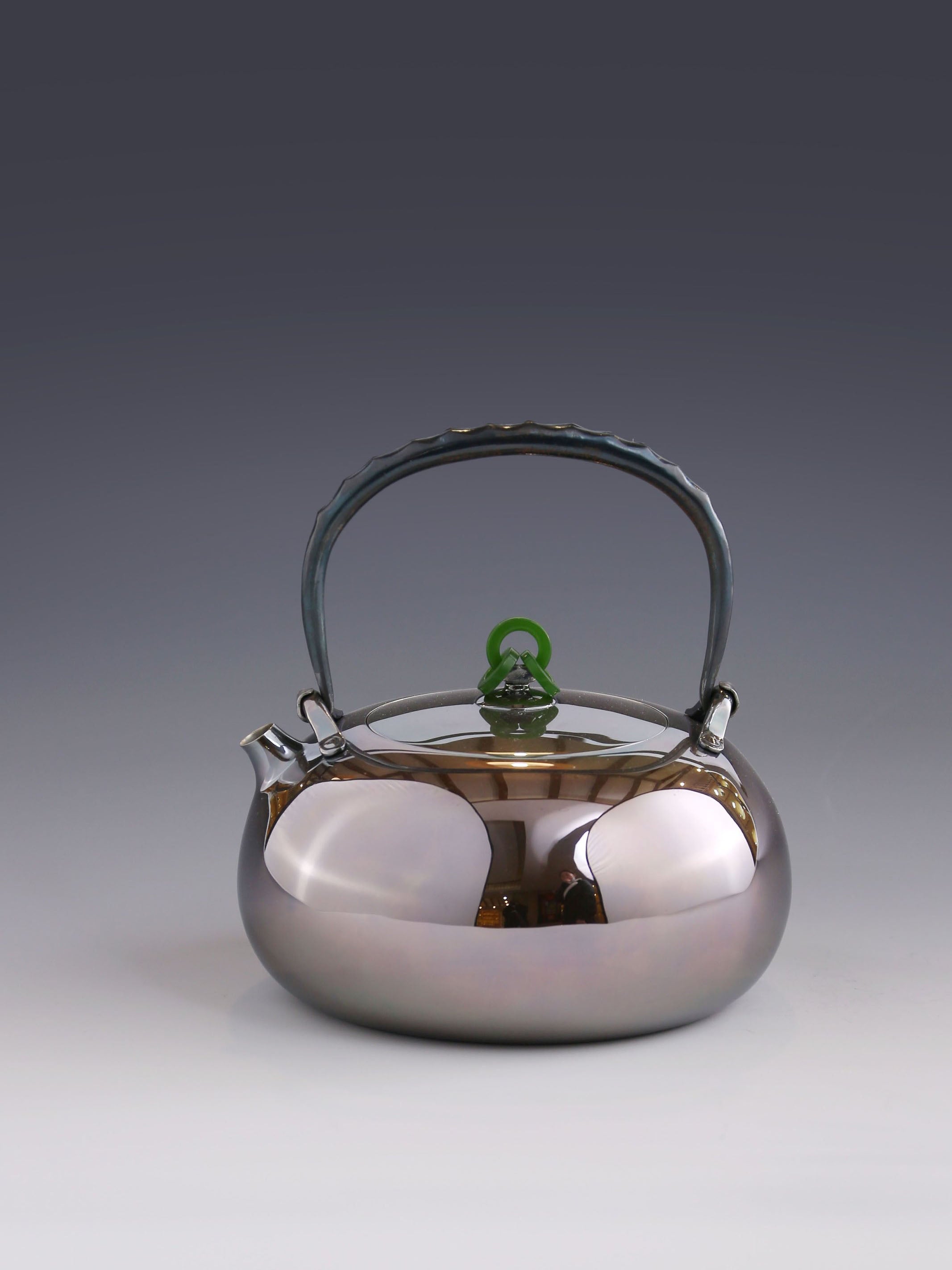 Kitamura Suko's jade ring-shaped pouch was struck with a pure silver pot.