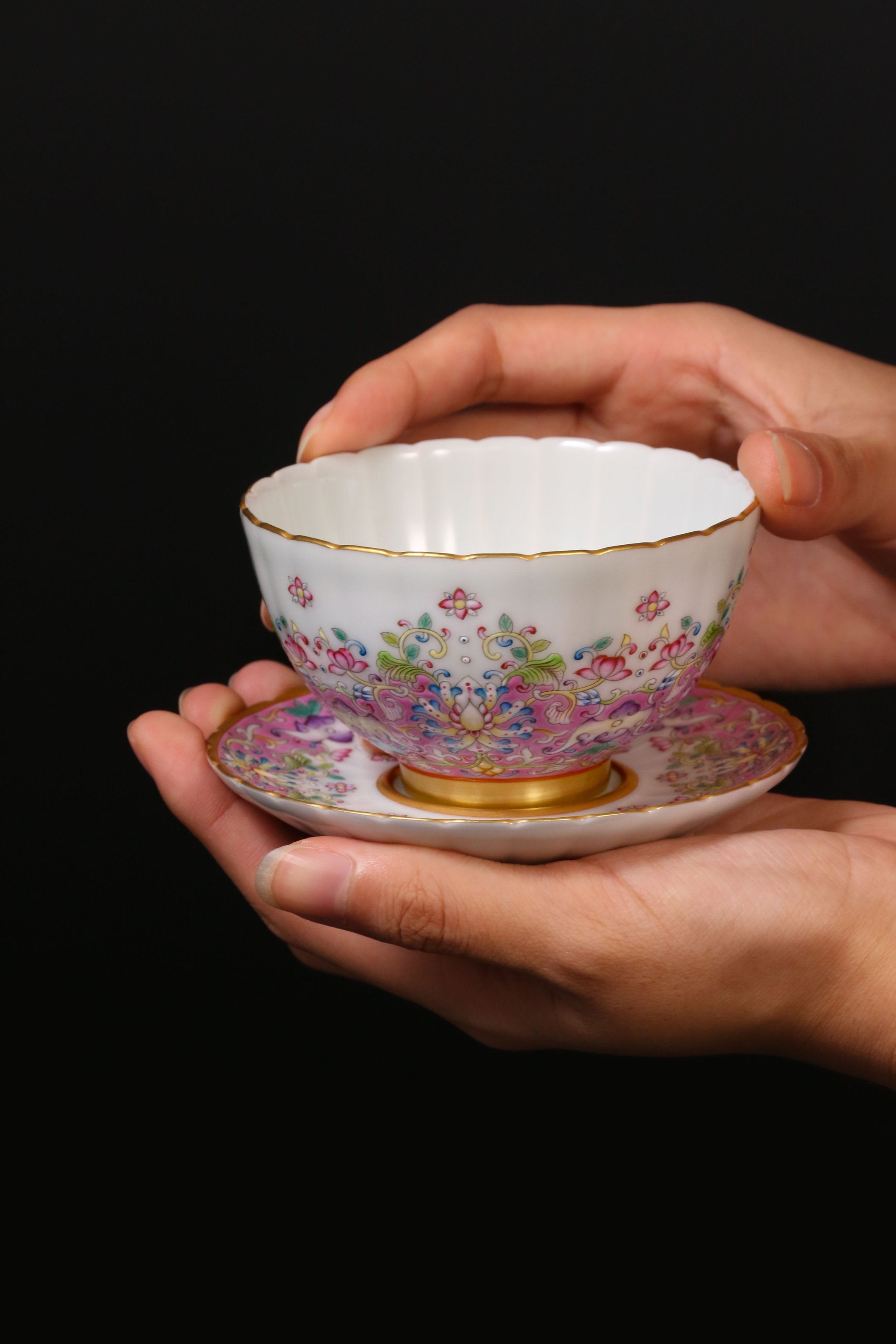 Scrolling Lotus Auspicious Fortune Chrysanthemum-Petal Rim Cup