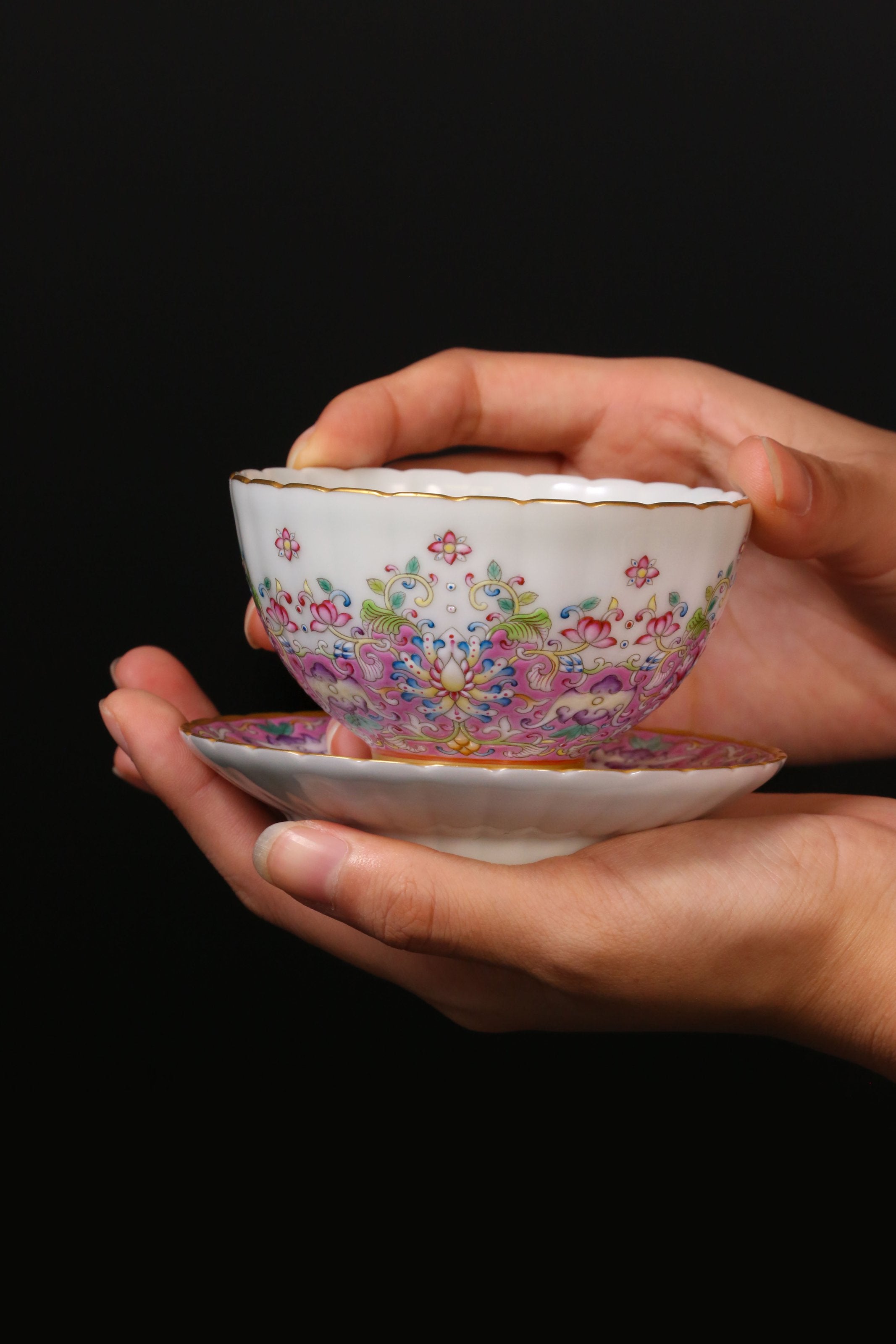 Scrolling Lotus Auspicious Fortune Chrysanthemum-Petal Rim Cup