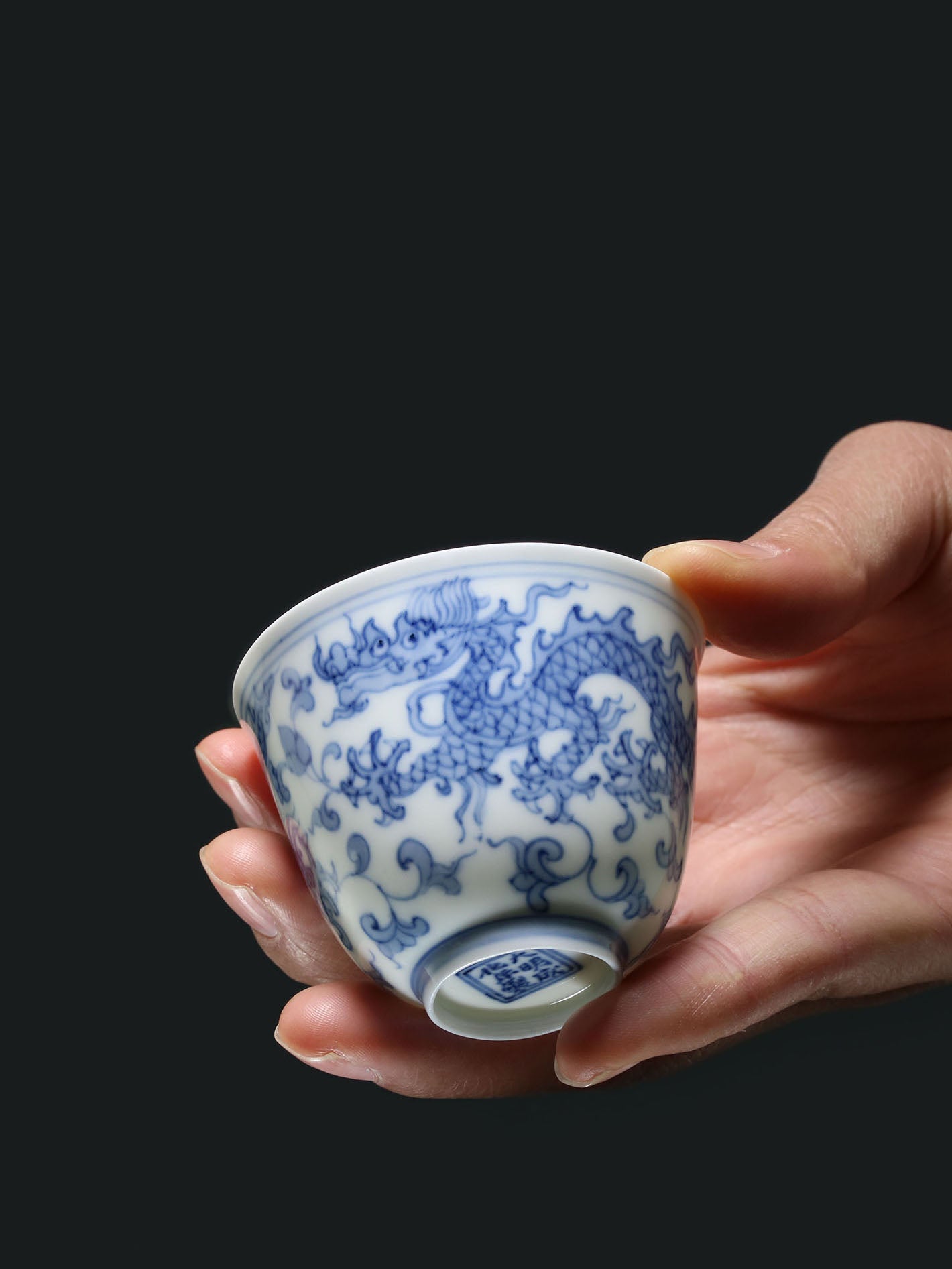 穿枝龍紋撇口杯