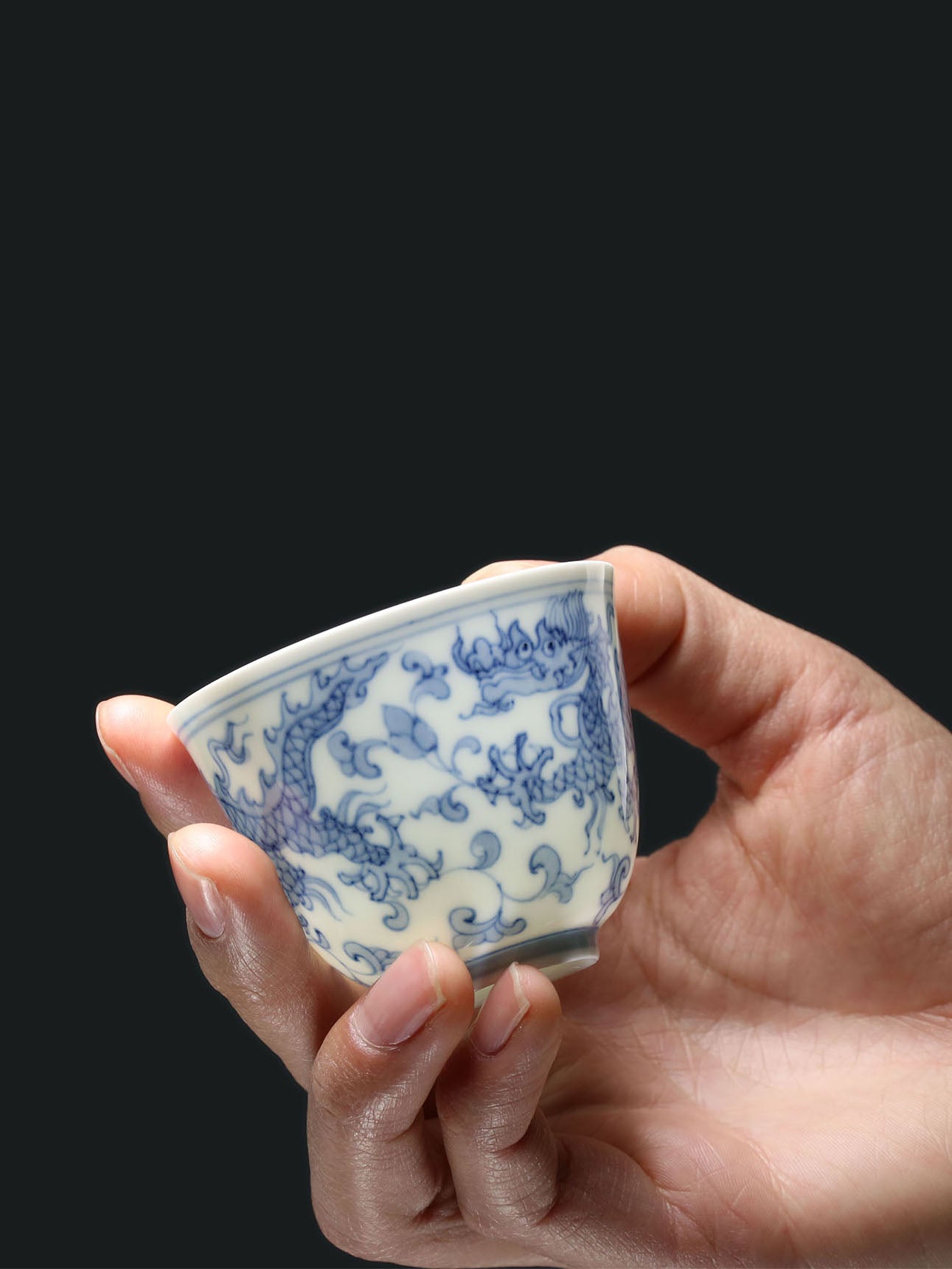 穿枝龍紋撇口杯