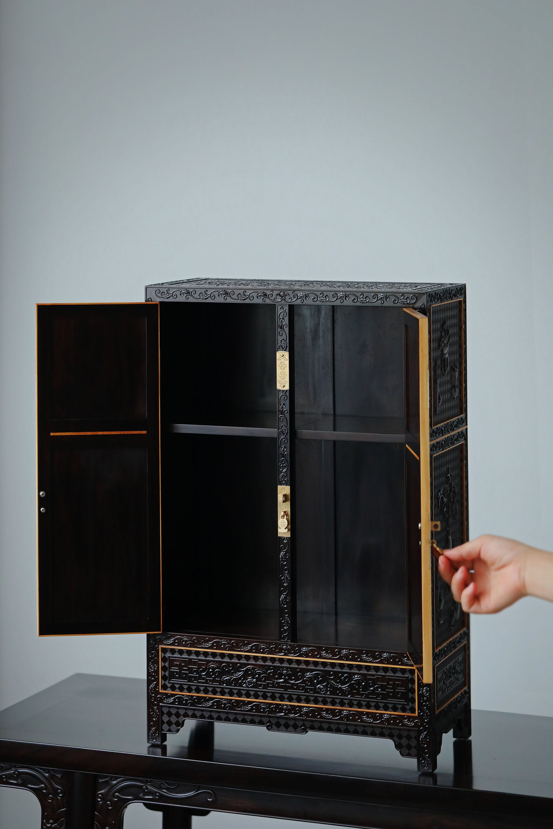 紫光檀满雕博古纹案上柜