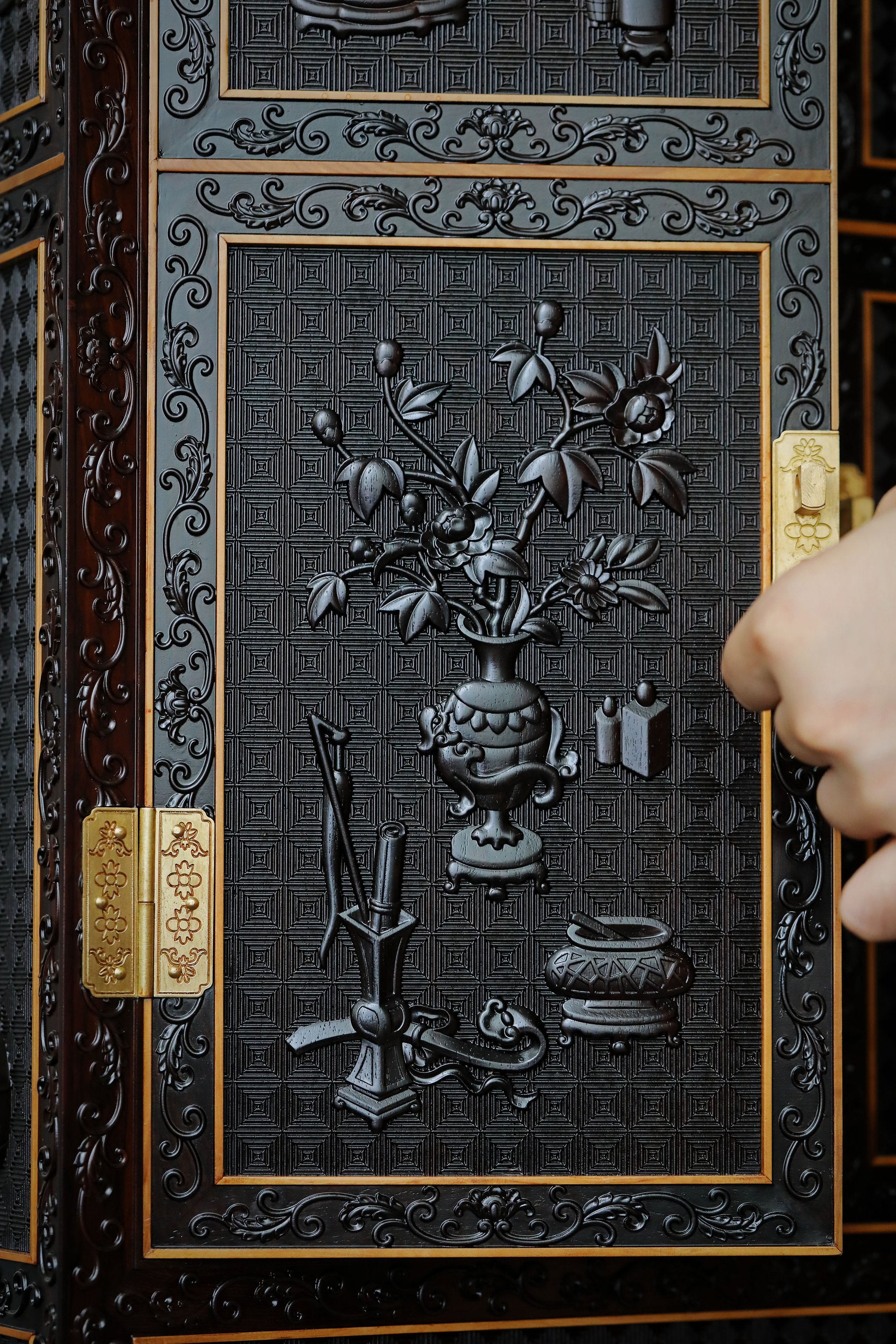 紫光檀满雕博古纹案上柜