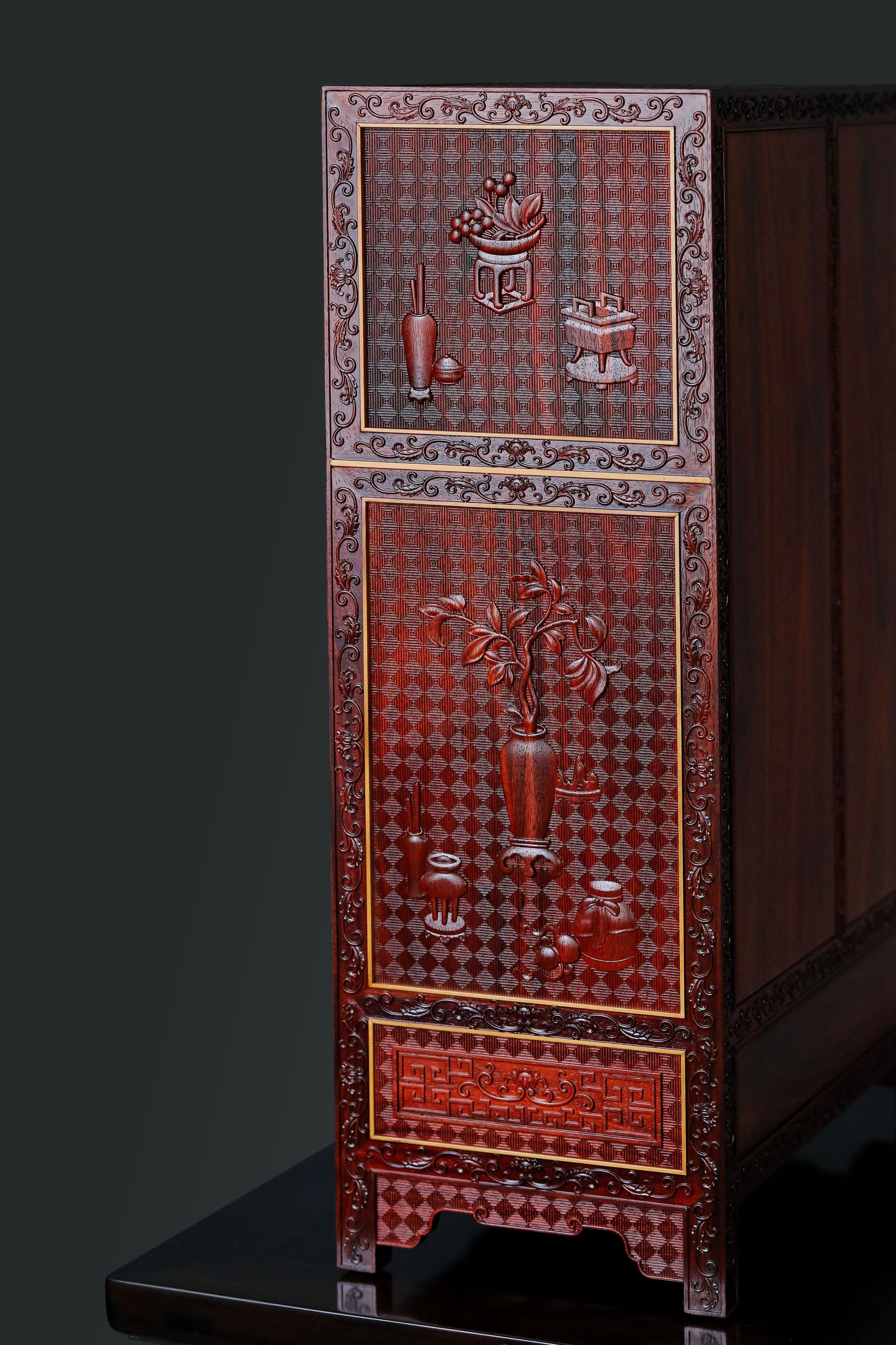 小叶紫檀/赞比亚紫檀满雕博古纹案上柜