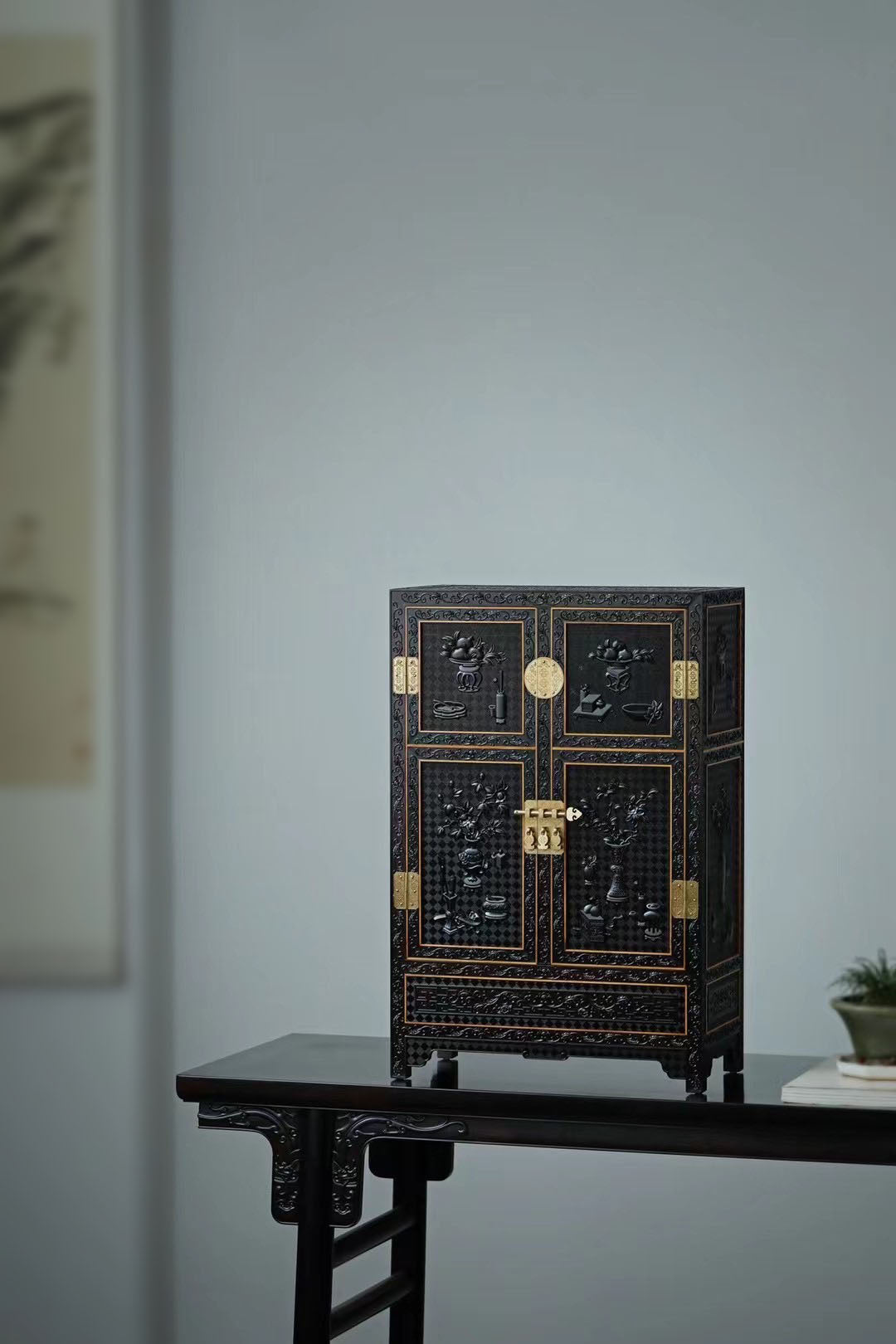 紫光檀满雕博古纹案上柜