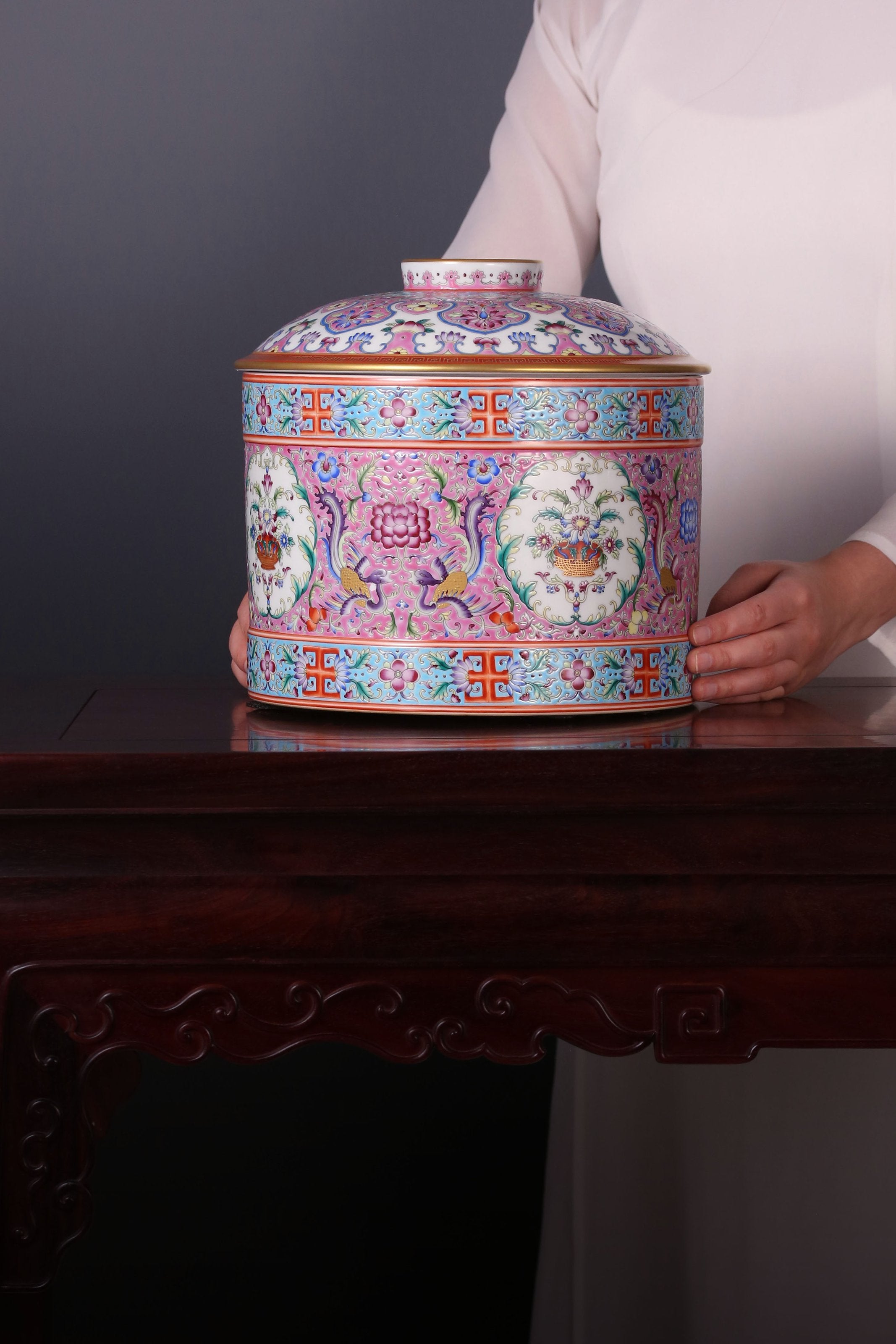 大雅斋缠枝莲凤纹大茶罐