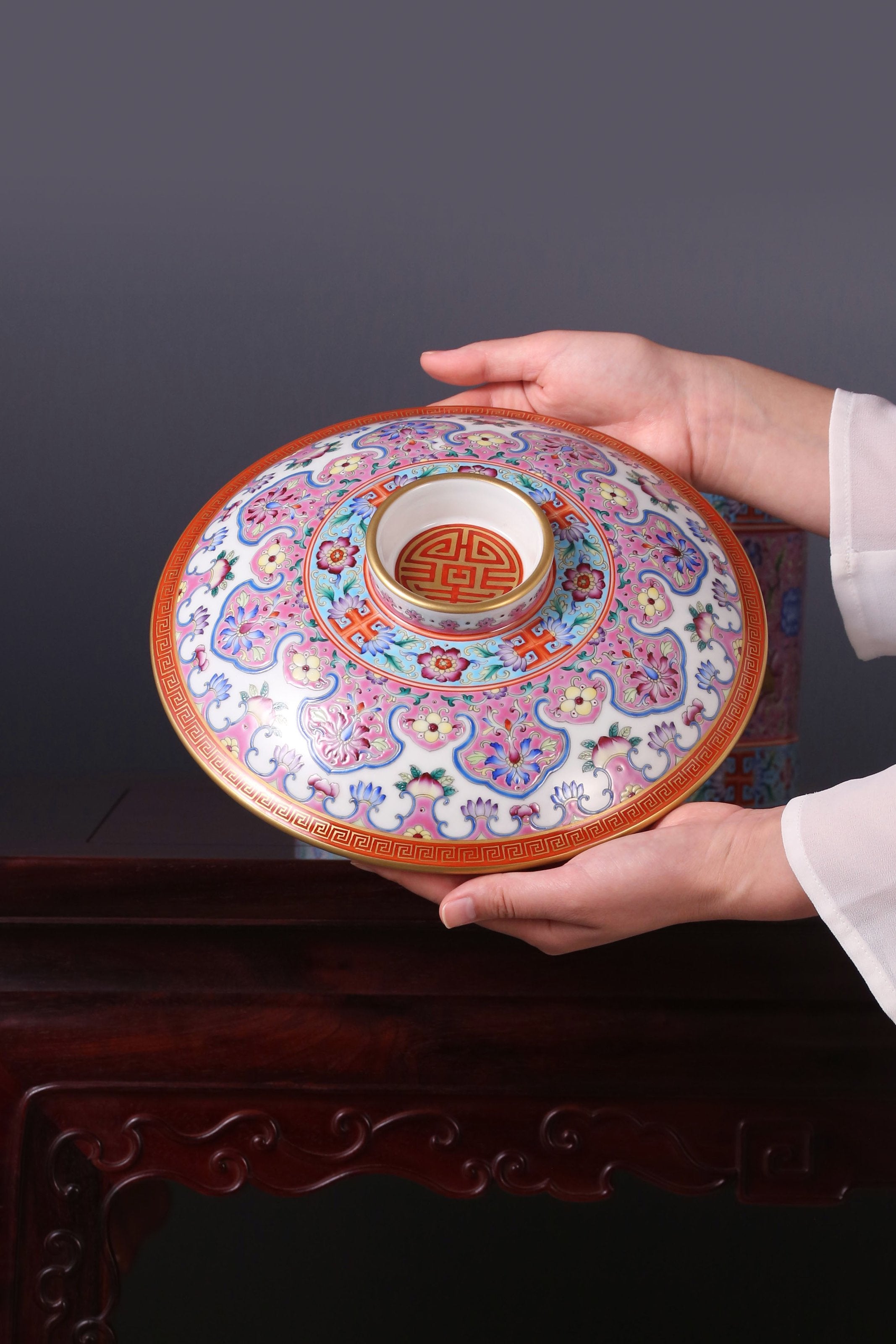 大雅斋缠枝莲凤纹大茶罐