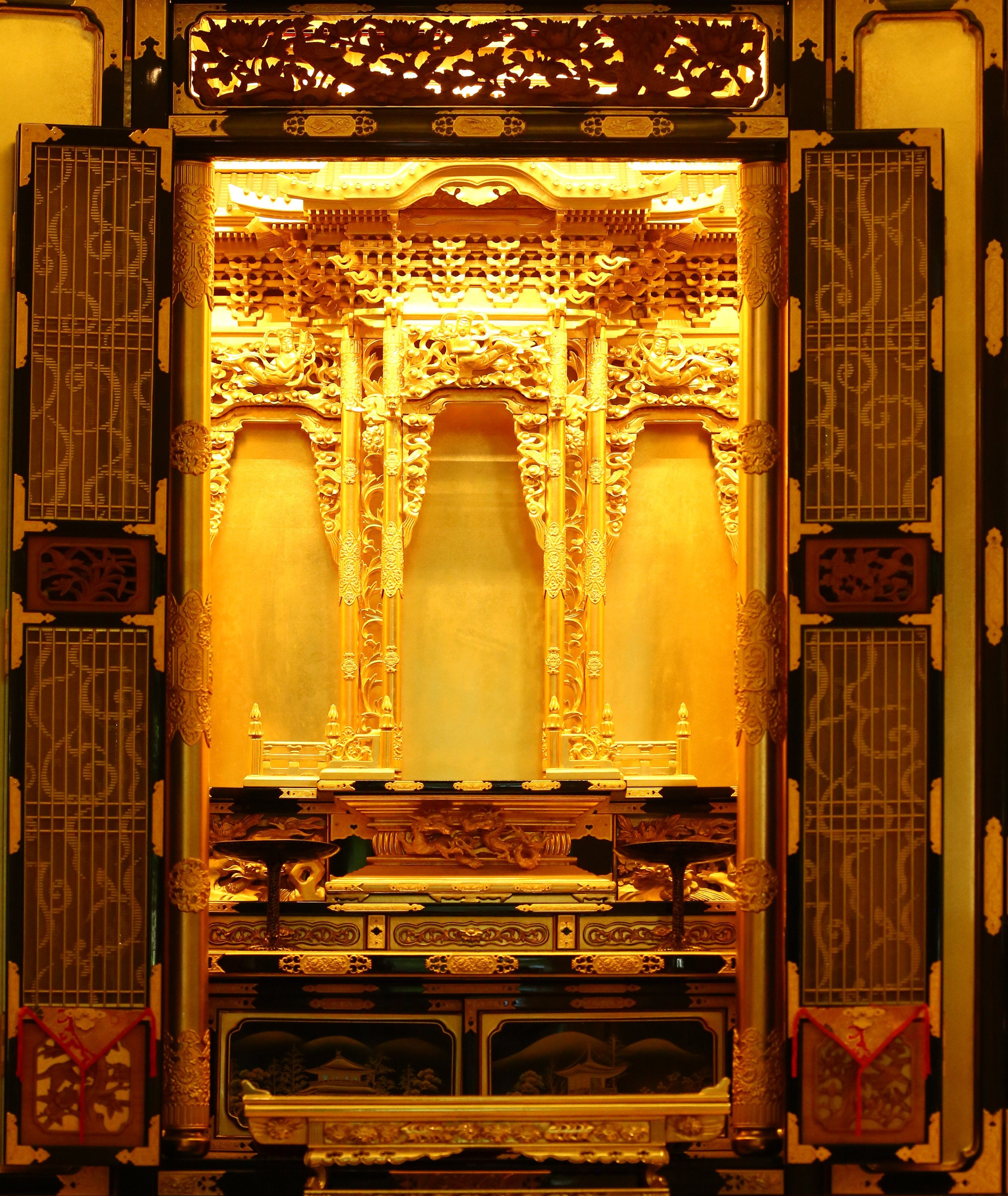 Lacquered and gilded four-fold folding door with carved railings and Buddha